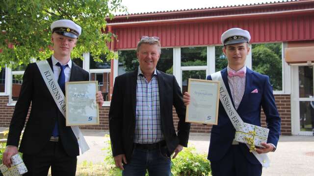 Leo Lantz och Hugo Jonzon fick ta emot 5 000 kronor var i ett stipendium som delades ut av Mariestadsföretaget Sagitta.