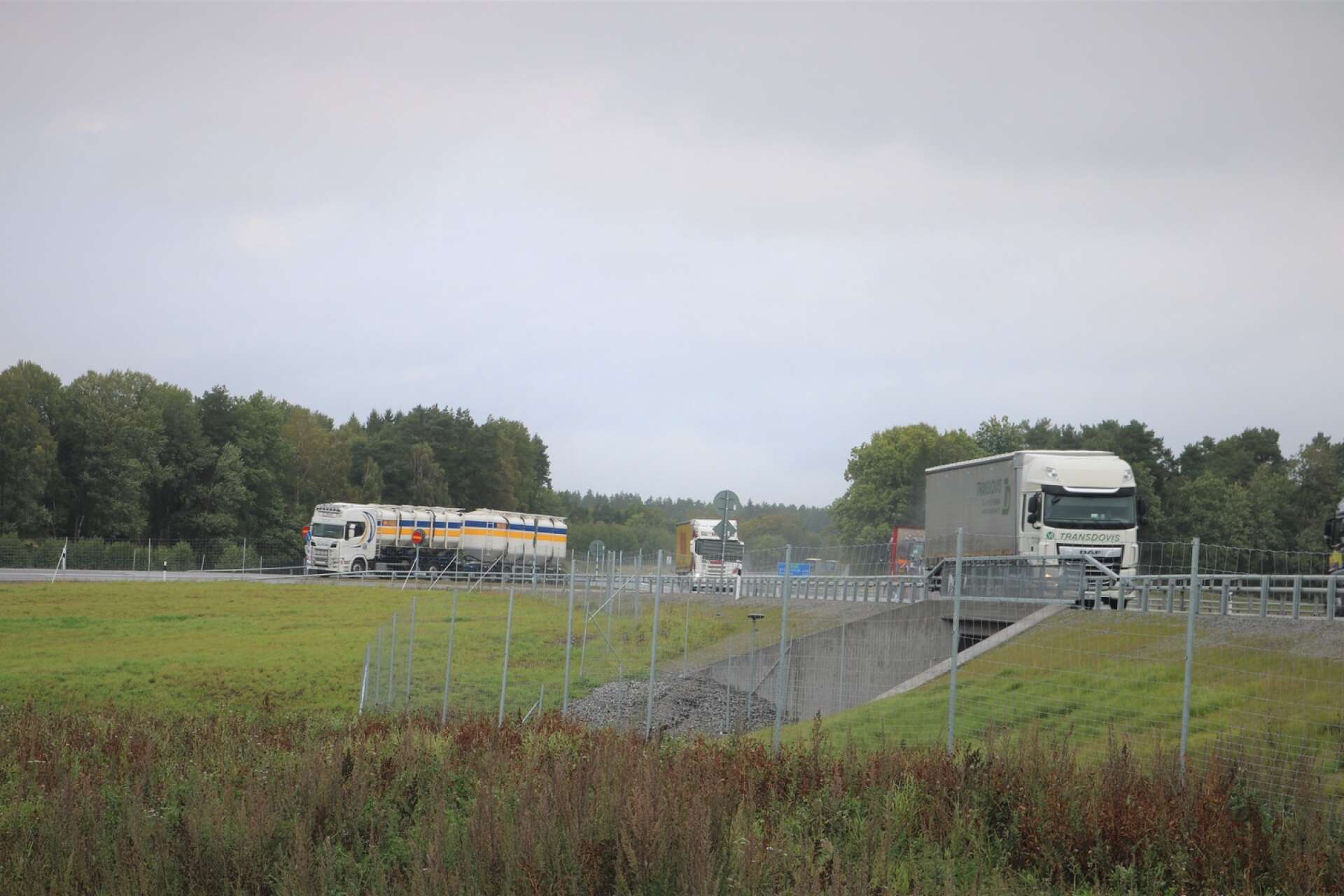 Många har kommit med synpunkter på utformningen av de nya avfarterna vid Eling och vid Jonslund på nya E20 i och med att det saknas avkörningsfil. 