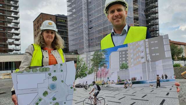 Monika Bubholz (MP) och Anders Tallgren (S) visar planen för nya Sundsta Torg, som innebär en helt ny trafiklösning. 