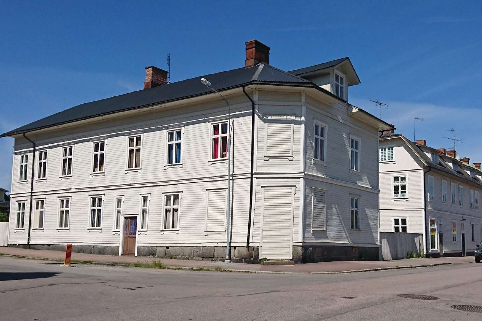 Det var till denna fastighet i hörnet av Billerudsgatan och Stationsgatan som sängtillverkningen flyttades 1912. Hörnhuset, som med tiden också kom att inrymma sändaren för Säffle Rundradio, fanns när fastigheten köptes, men på tomten fanns plats även för det andra bygget som blev fabrikslokal.