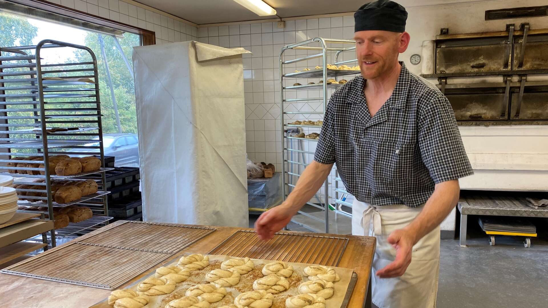 Lars Gustavsson bagare på Höje vedugnsbageri.