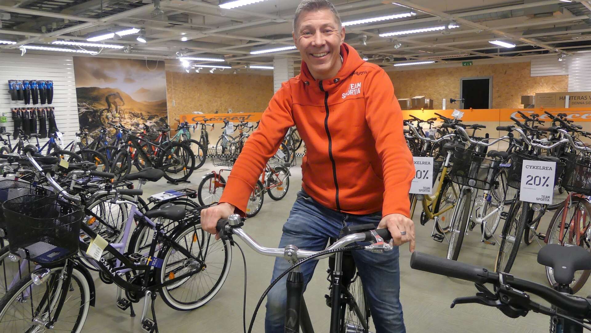 Magnus Jansson, butikschef på Team Sportia, är glad över att numera också vara butikschef över Säffles nya cykelaffär.