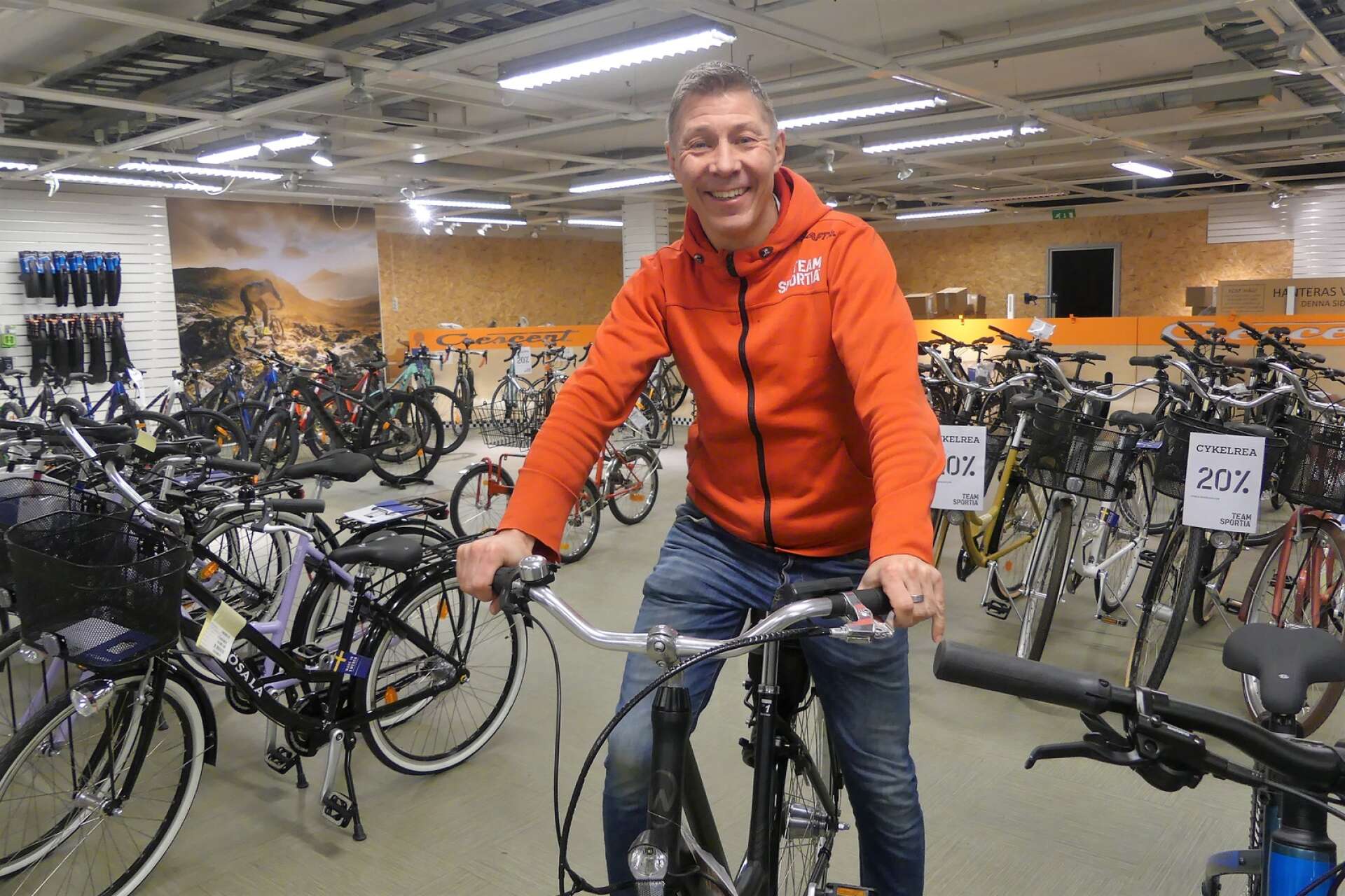 Magnus Jansson, butikschef på Team Sportia, är glad över att numera också vara butikschef över Säffles nya cykelaffär.