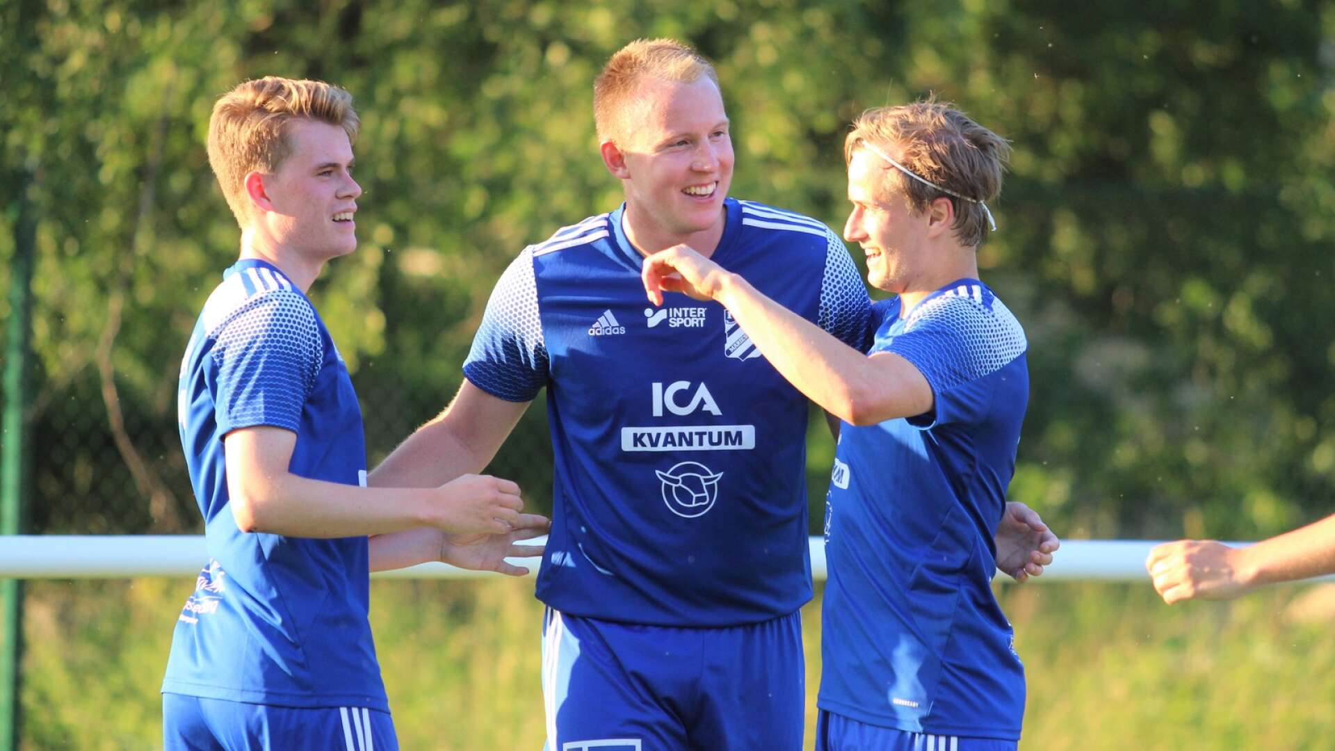 Simon Möller (i mitten) öppnade IFK Mariestads målskytte borta mot Skara FC. IFK vann matchen med 2–0 och toppar nu division fyra med fyra poängs marginal.
