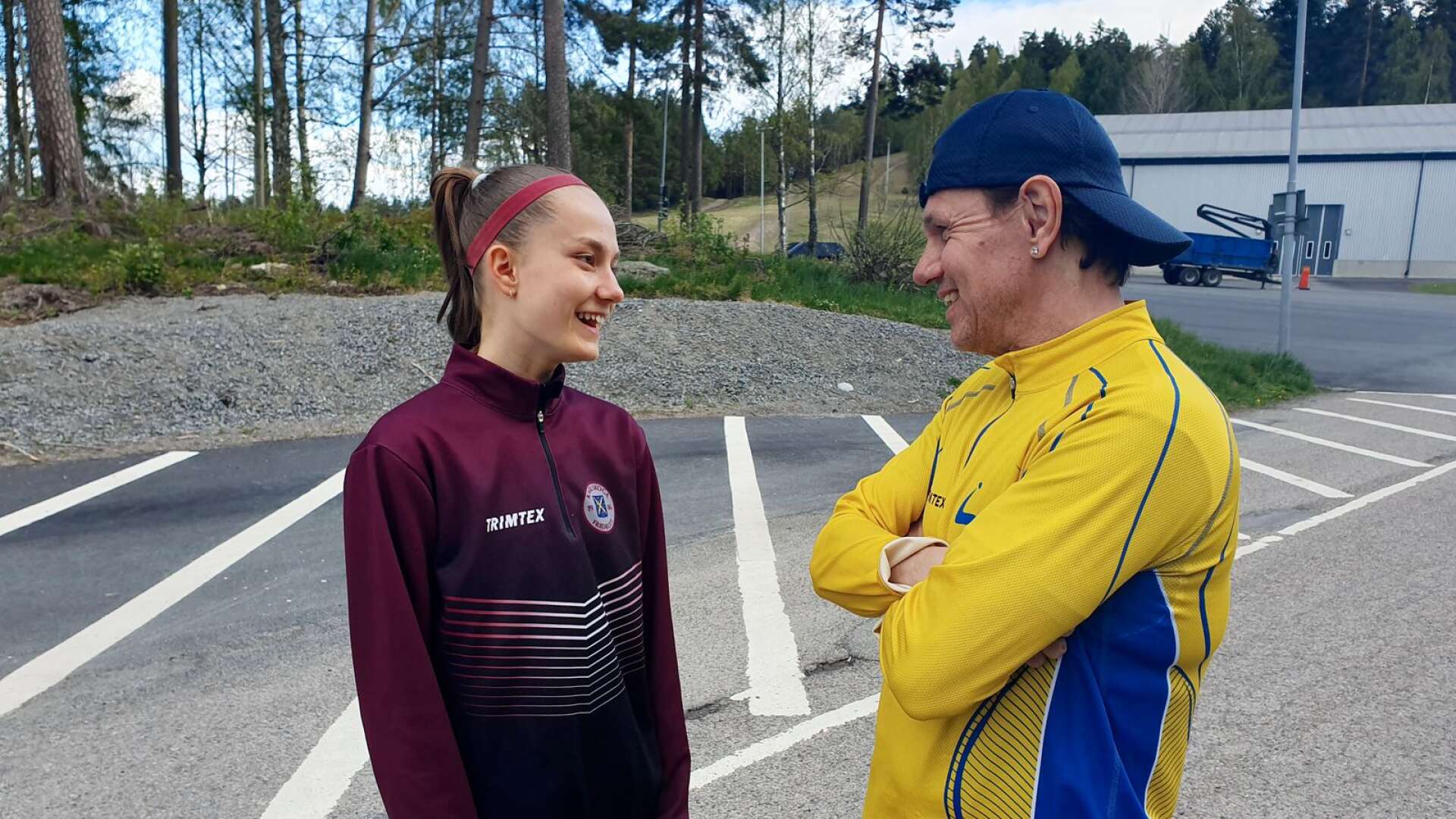 Anna Ferletta i glatt samspråk med tränaren Anders &quot;Ajjan&quot; Johansson inför en träning.