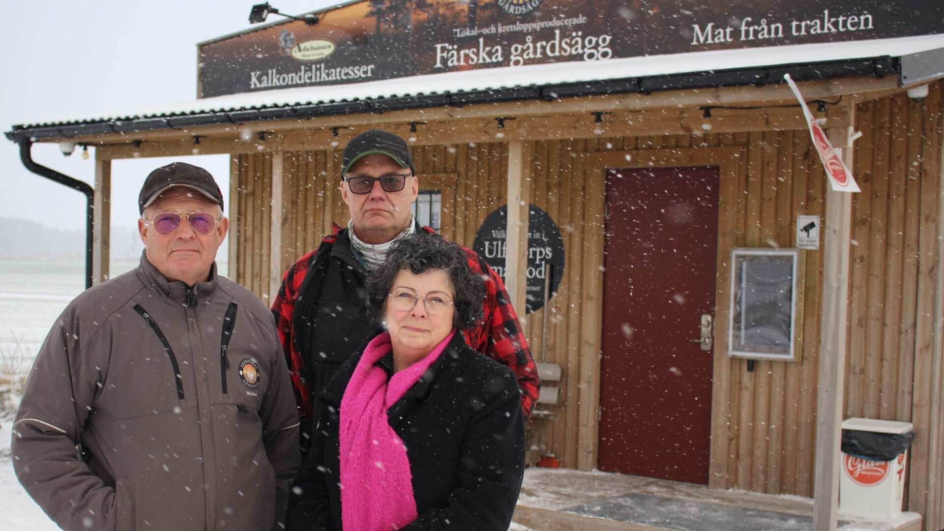 Mikael, Fredrik och Cindy Liedberg känner sig maktlösa efter ständiga stölder i den obemannade matbutiken vid 47:an mellan Vara och Grästorp.