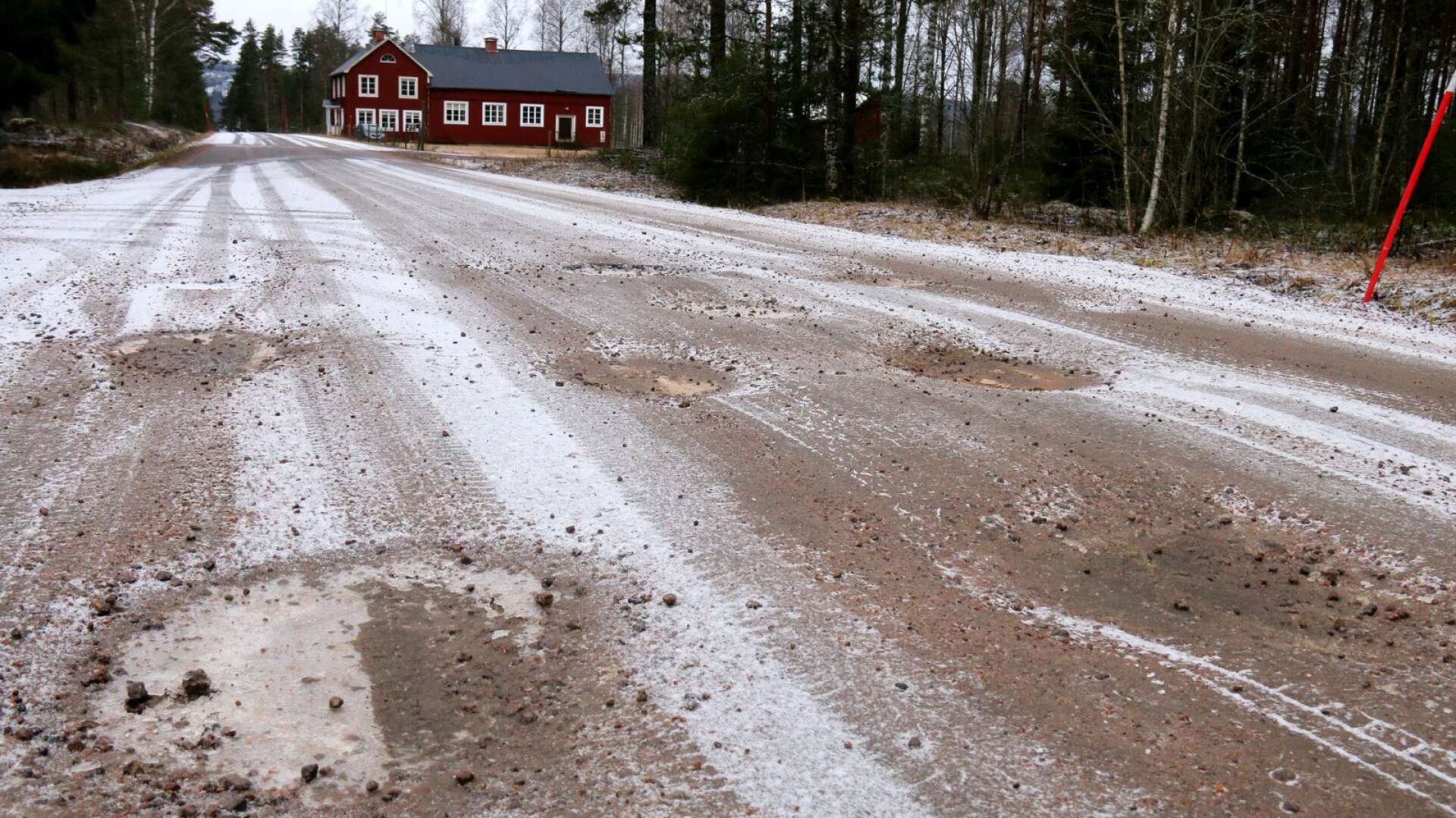 Stora hål och andra ojämnheter präglar underlaget på grusvägen mellan Sörby och Lakene i Hagfors kommun.