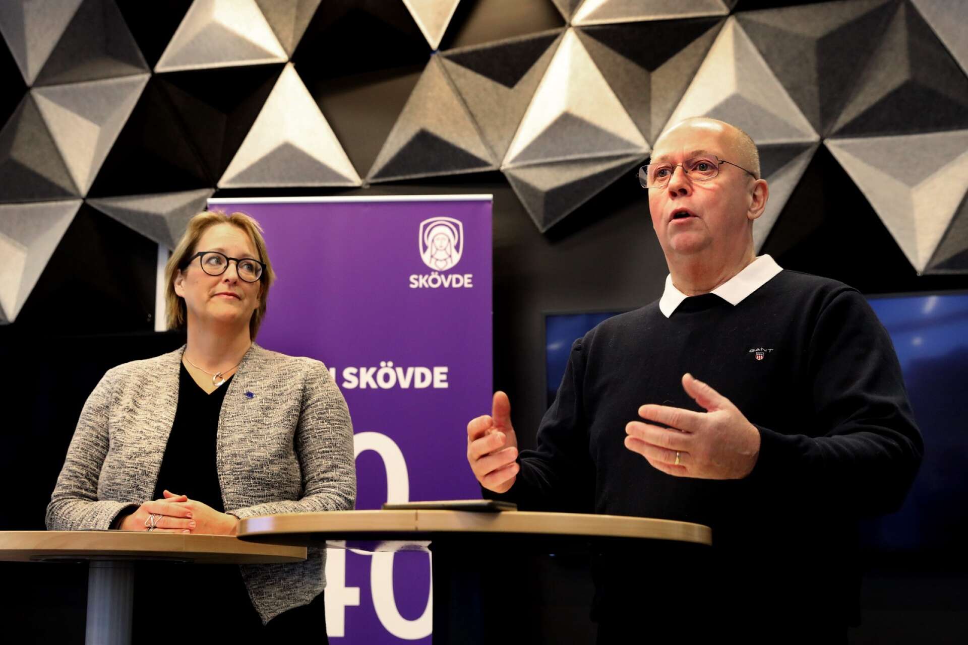 Kommunstyrelsens ordförande Theres Sahlström och Skövde AIK:s ordförande Lennart Ek presenterade de nya beskeden på en presskonferens.