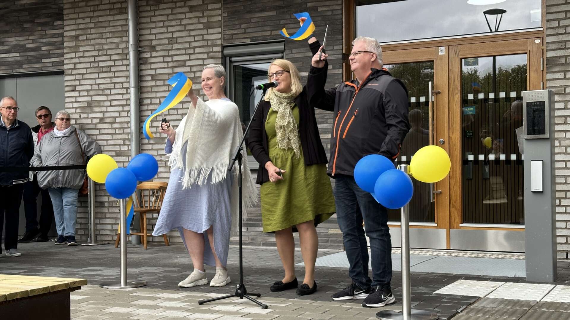 Oppositionsrådet Ylva Pettersson (M), kommunalrådet Gunilla Druve Jansson (C) och Michael Karlsson (S), omsorgsnämndens ordförande klippte bandet. 