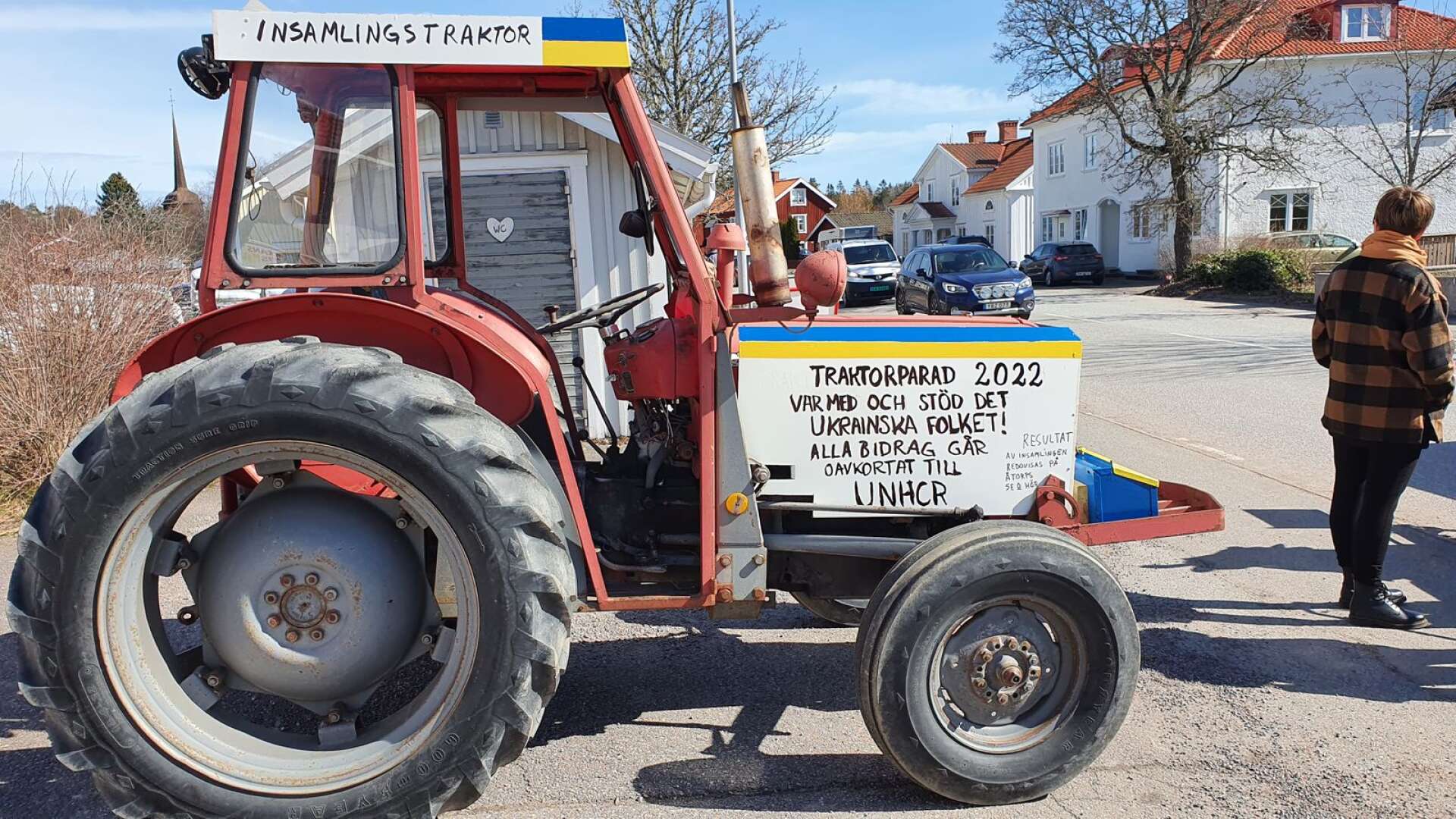 Utanför affären placerades en sparbössa i form av en traktor med såväl bössa som uppgifter om swishnummer på, till förmån för folket i Ukraina.