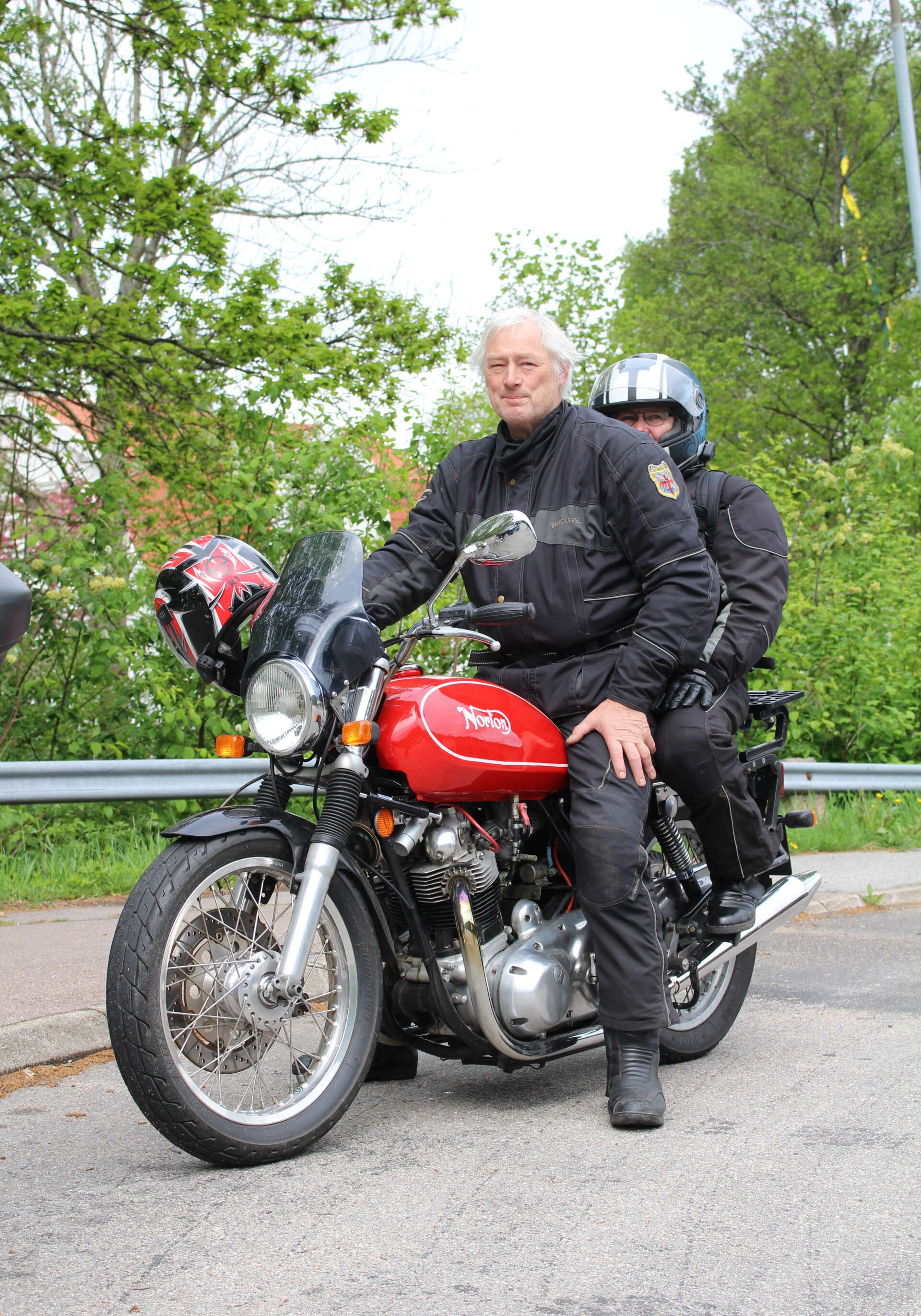 Att köra Norton är en trevlig och avkopplande hobby, tycker Klas Wejle, ordförande för Norton Owners Club of Sweden. Hans fru Kristina åker gärna med.