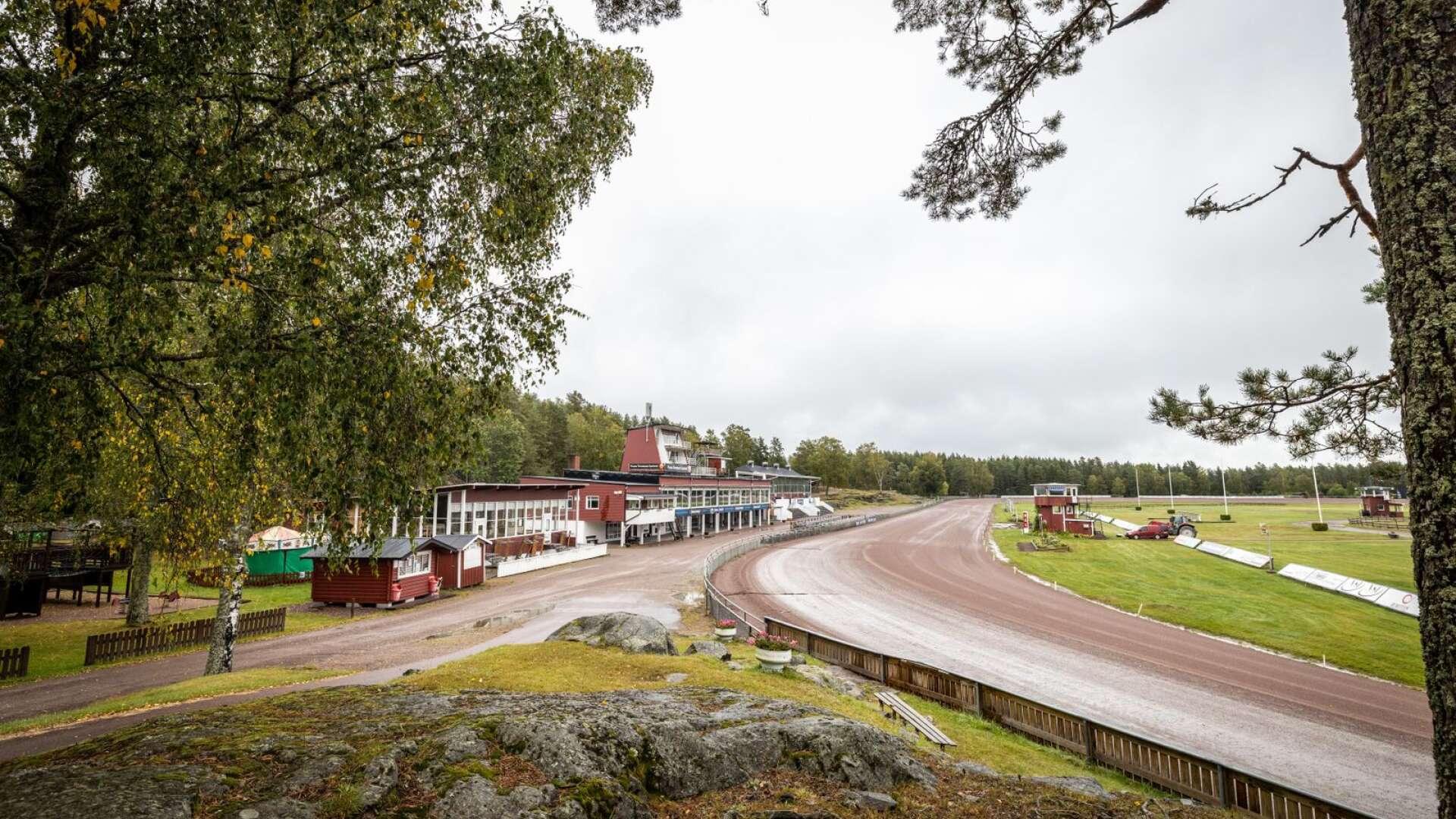 Årjängstravet kommer att samarbete med sina kollegor i Åmål, runt sex mil bort. Samarbetet gäller inledningsvis travskolan.