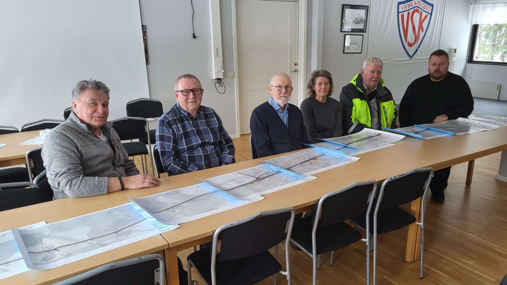Staffan Marelius, Tore Olsson, Ulf Wandland, Ditte Wennström, Göte Dahlin och Per Olsson är en grupp mark- och husägare i Värmlandsbro som motsätter sig vägförslaget som presenterats för E45 på sträckan Säffle-Hammar.
