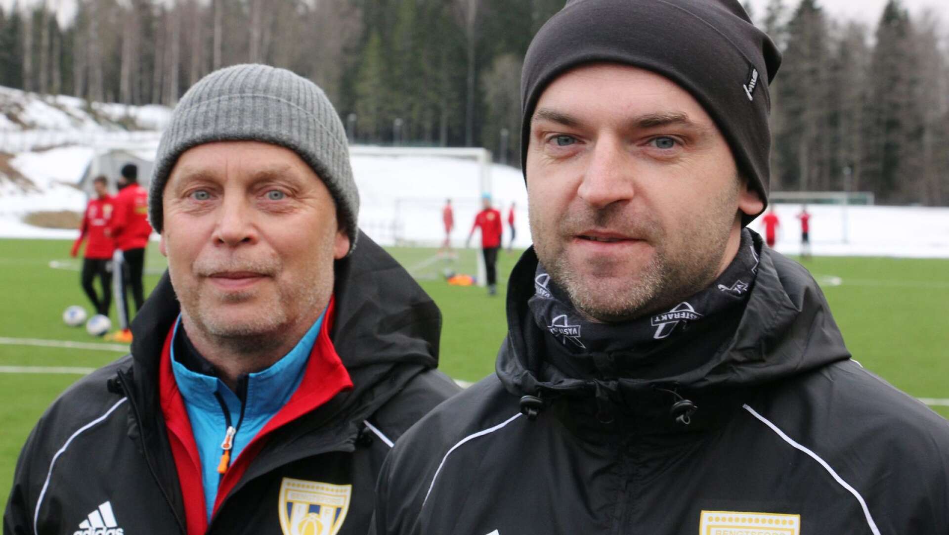 Edin Mesic är huvudtränare för Bengtsfors herrlag. I bakgrunden assisterande tränaren Janne Bergström.