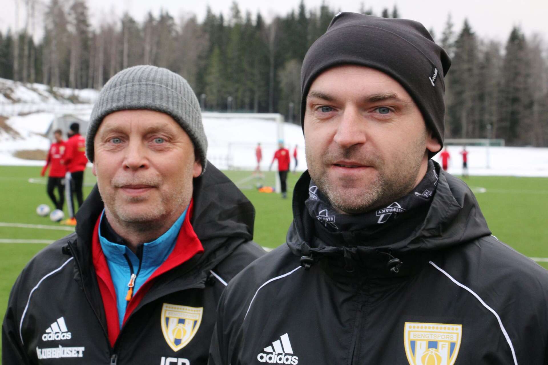 Edin Mesic är huvudtränare för Bengtsfors herrlag. I bakgrunden assisterande tränaren Janne Bergström.