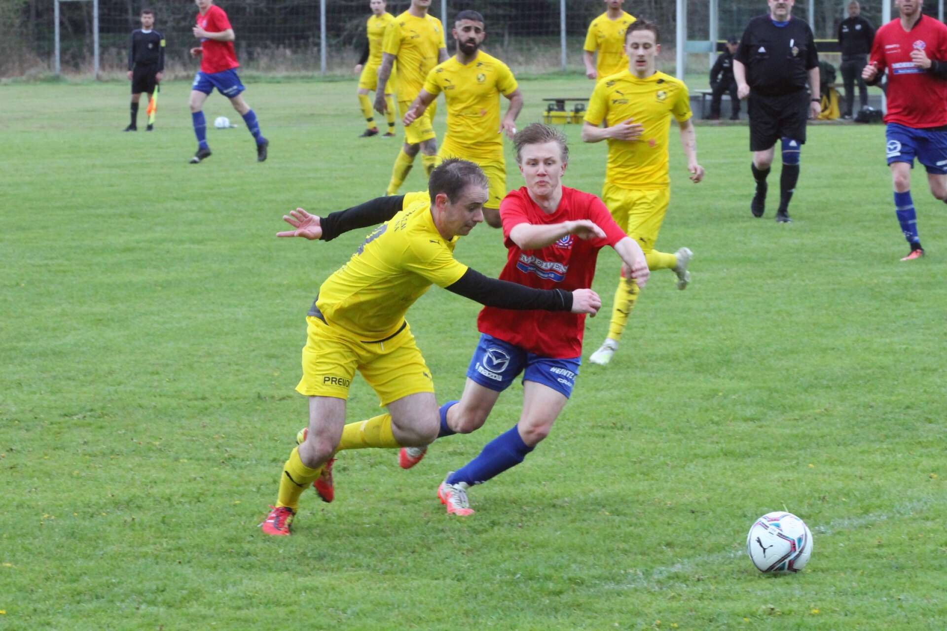 Tösses Emil Nilsson och Ellenös Pontus Larsson i kamp om bollen i våras. Matchen slutade 1–1.