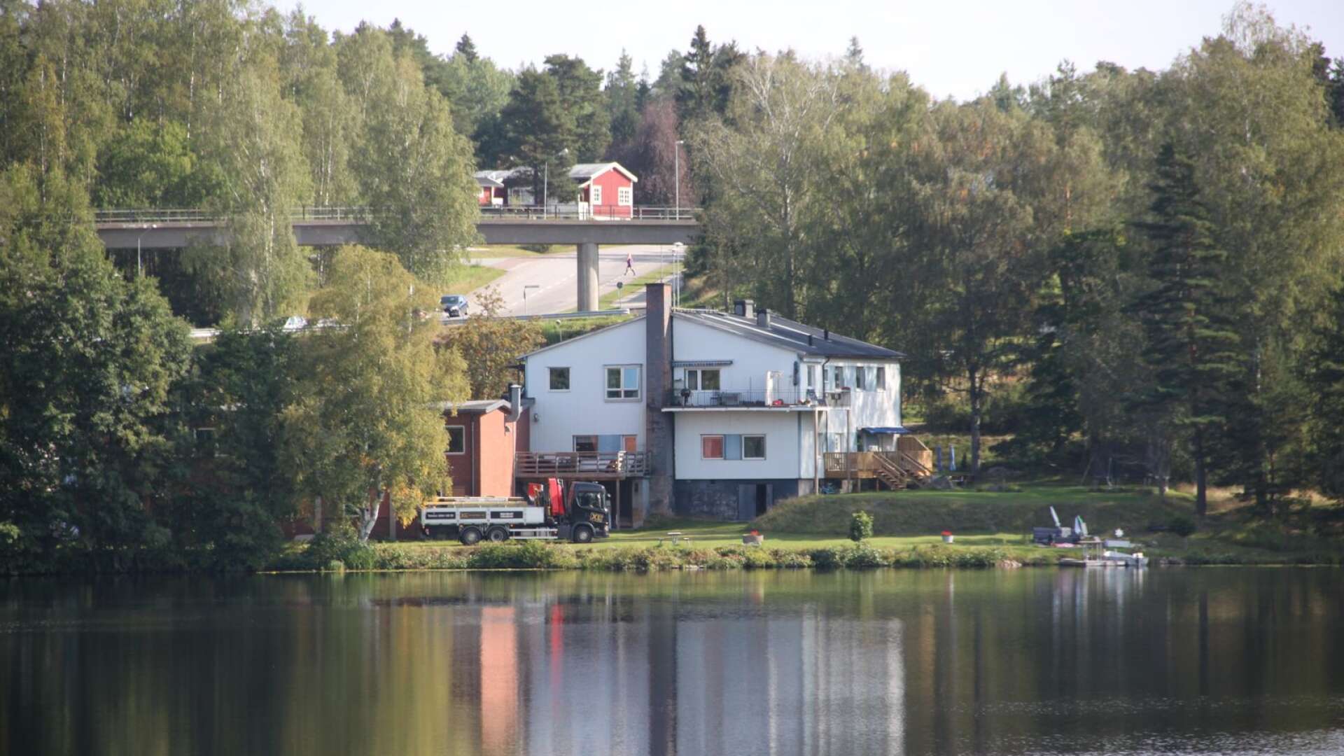 Fastigheten Möbelsnickaren 5 i Bengtsfors ska helt byggas om till bostäder. Byggnaden ligger precis vid Bengtsbrohöljens strand, och framför huset blir det en brygga i vattnet.