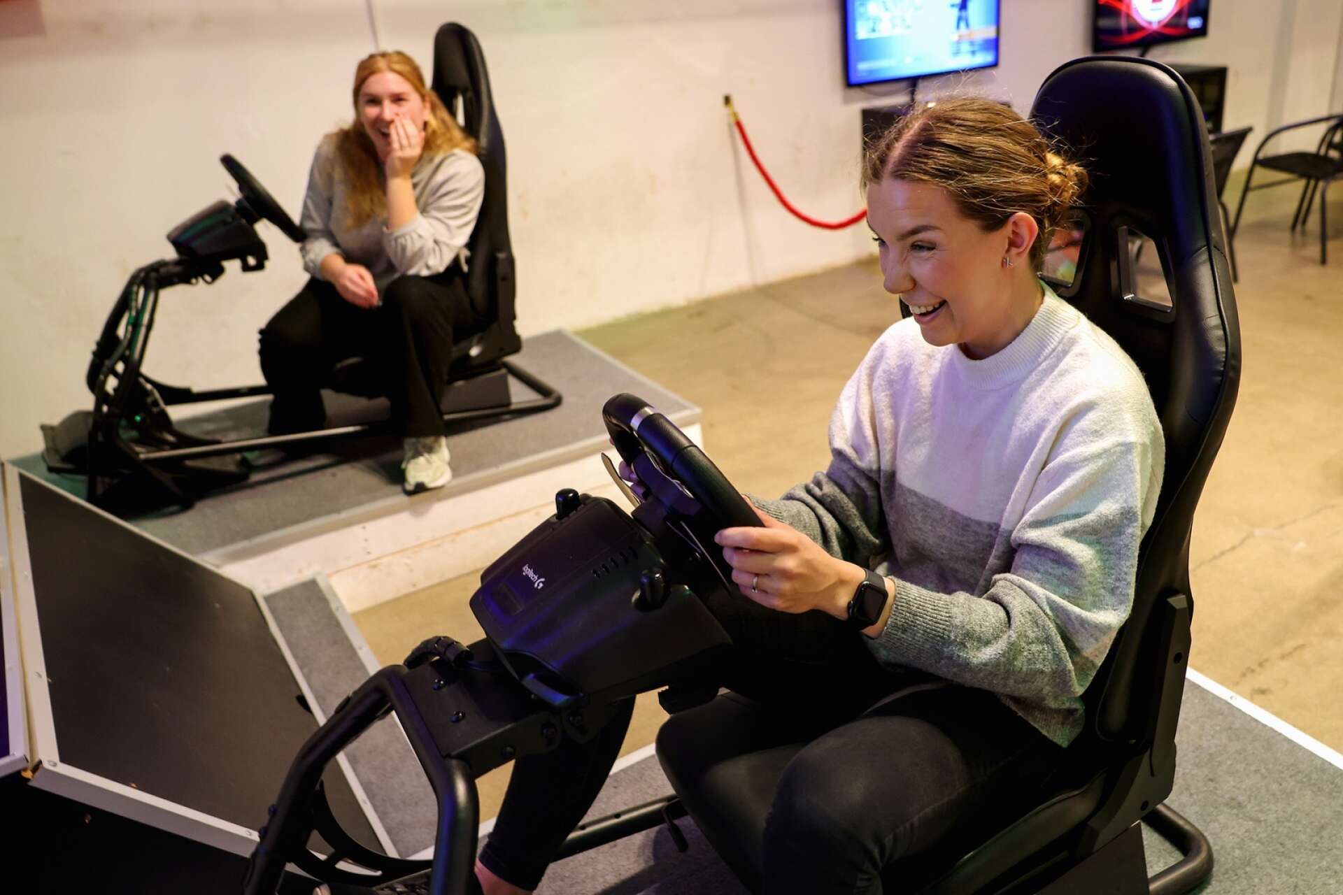 NLT:s reportrar Louise och Clara testade att spela i racingsimulatorn vid Lidköpings E-sportcenter. Det gick sådär...