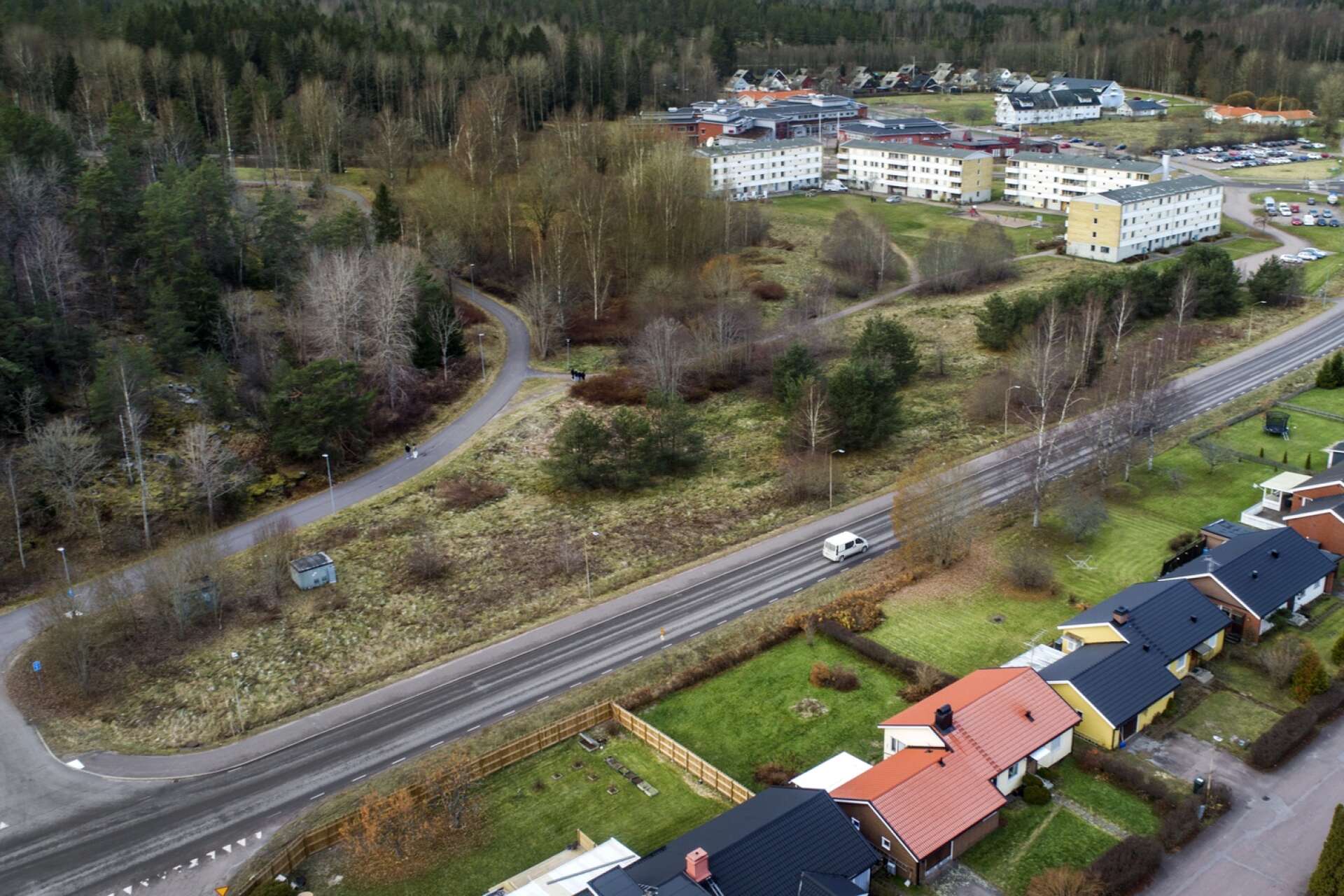 Här är tomten, som i dag är privatägd, som är huvudalternativet för den nya bad- och sporthallen i Vålberg. Men frågan är om båda anläggningarna ryms på 10 000 kvadratmeter?