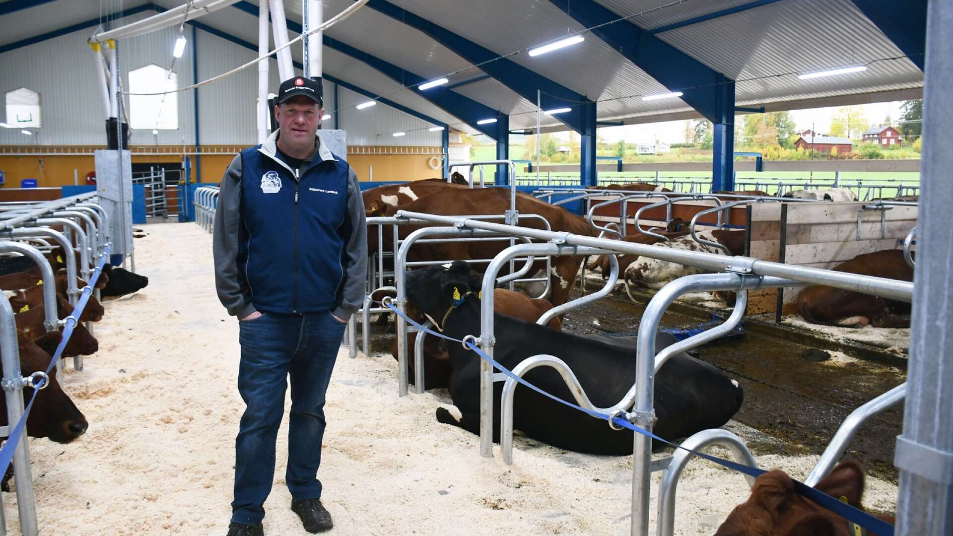 ”2022 har varit det bästa året någonsin. Så länge mjölkpriset är bra så är kostnadssidan inget problem. Men går mjölkpriset ner nu så blir det en helt annan femma”, säger Anders Bengtsson i Stöpafors.