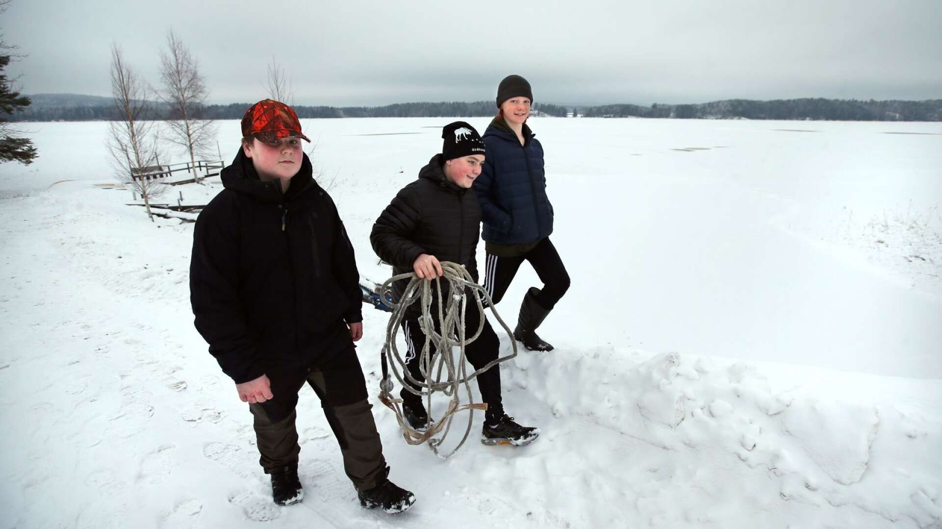 Karl Johansson, 14, hjälpte tillsammans med sin lillebror Nils, 13, och vännern Arvid Eklund, 13, upp de tre grannarna ur isvaken.