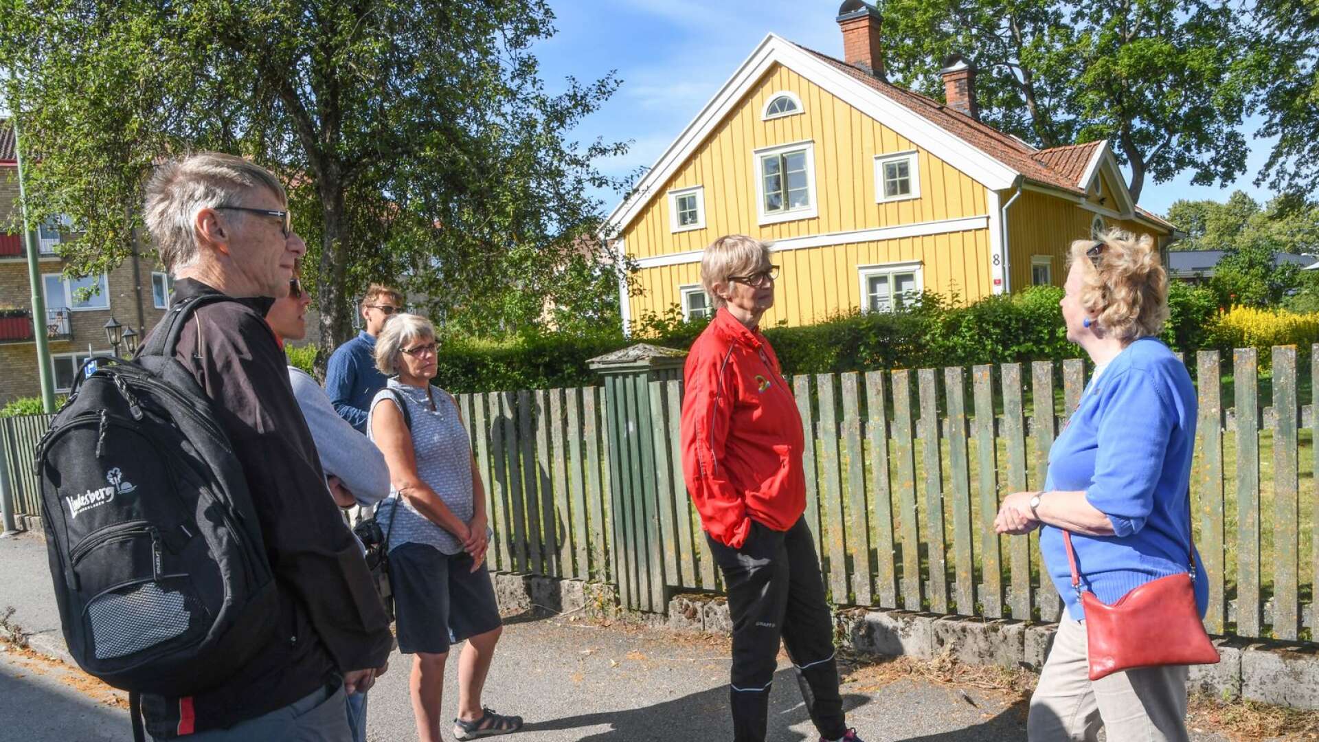 Från början var Töreboda en liten by med sju bondgårdar. Det gula huset är det enda som finns kvar från den tiden, berättar Elisabeth Göthberg. 