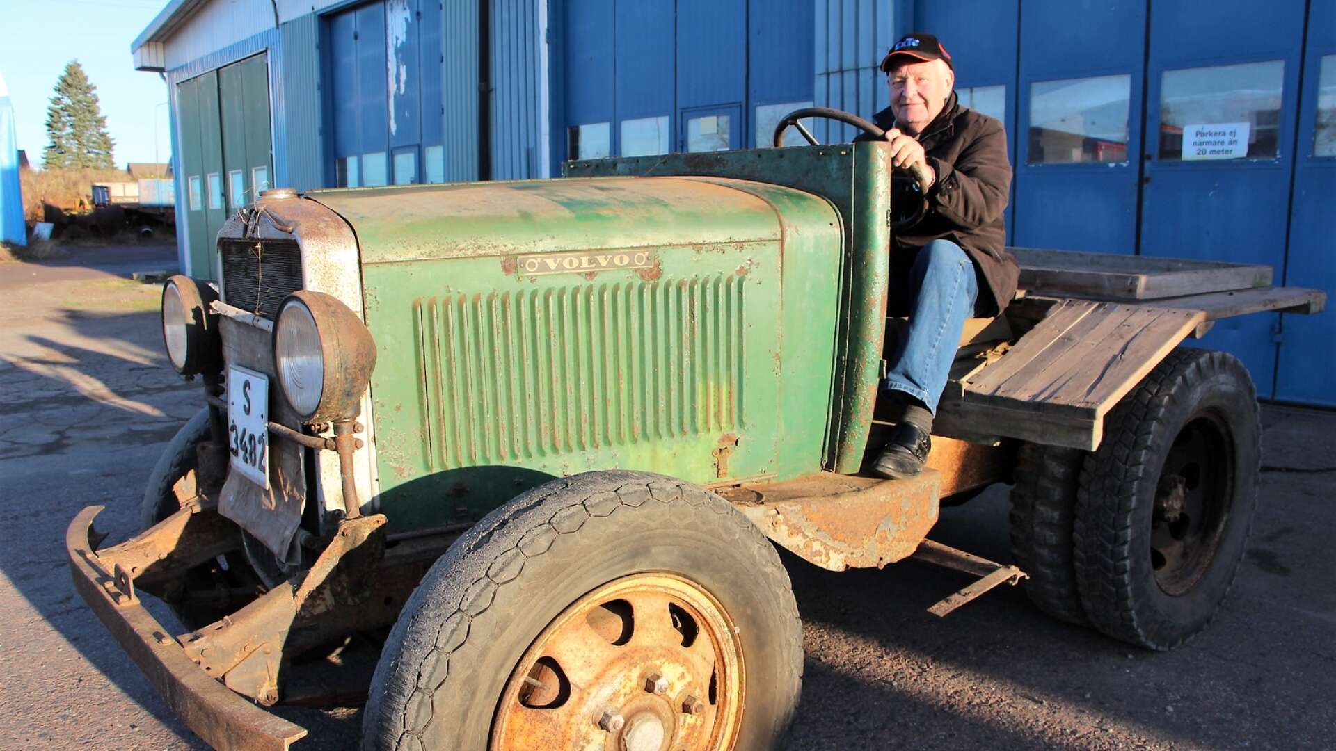Urban Jonsson från Kil har köpt en Volvo LV 74 T från 1935, en lastbil som i slutet av 1950-talet byggdes om till en EPA-traktor. Sedan början av 1960-talet och fram till nu har den stått orörd i en lada i Branäs.