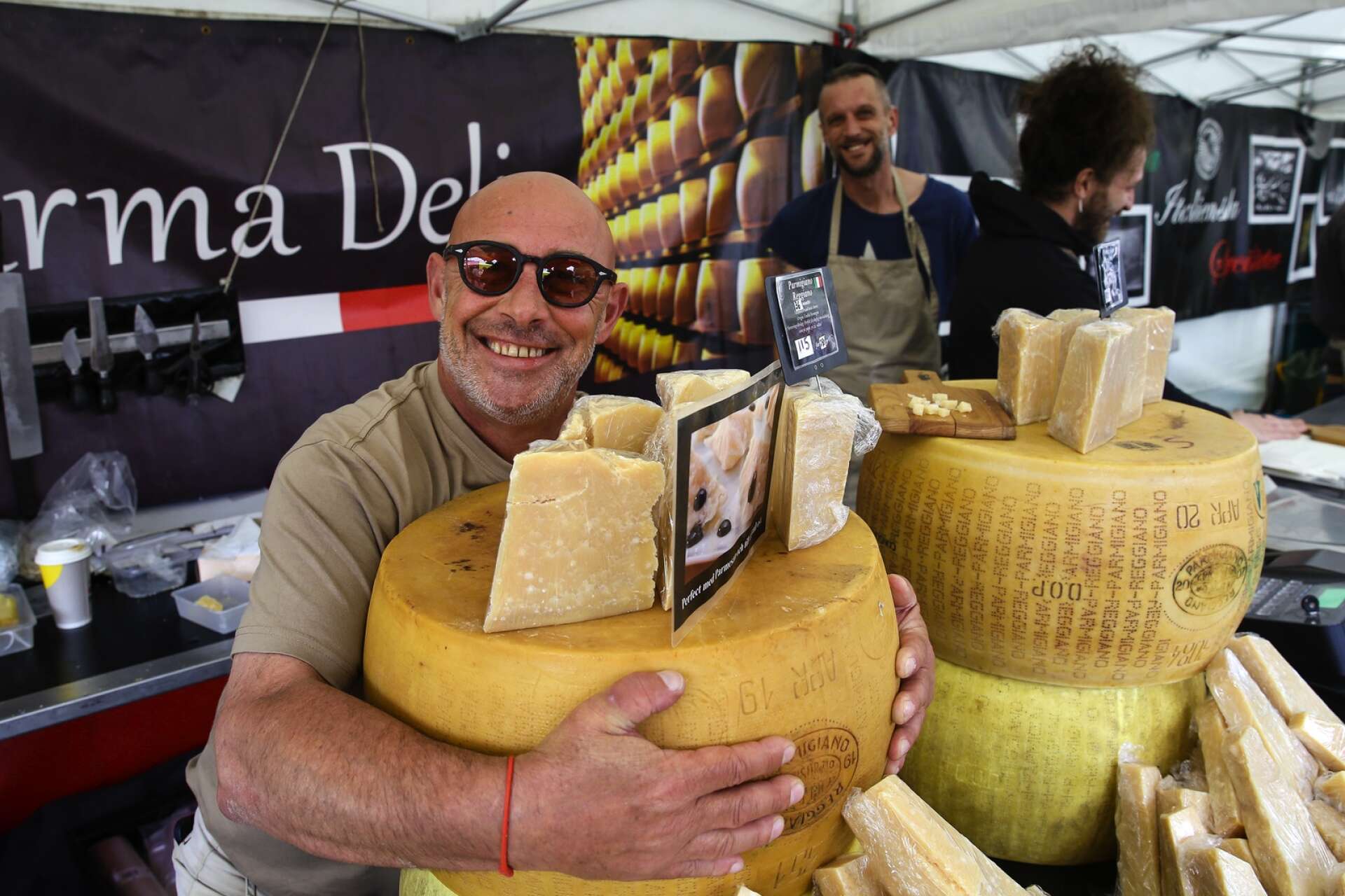 Arrangören Francois-Xavier Mauraisin på plats i det italienska ost-tältet. 