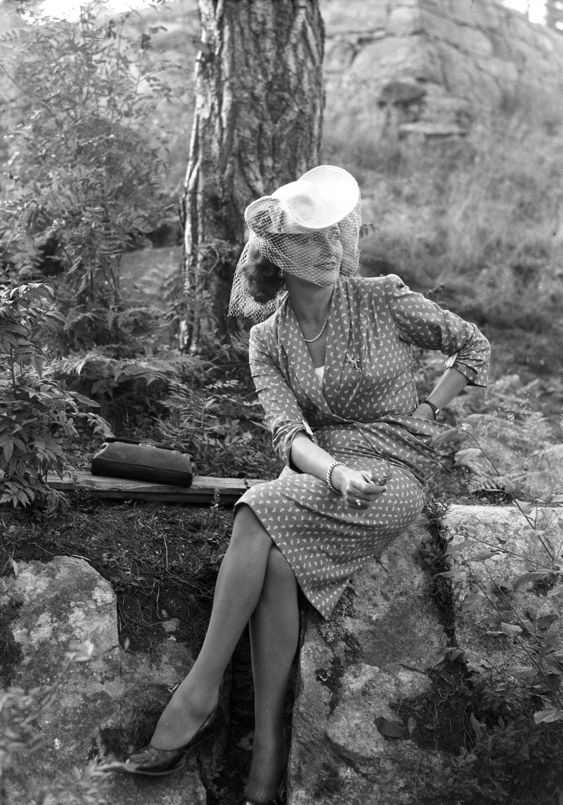 Sångerskan Ulla Billqvist var prisutdelare i Mariebergsskogen när Filmjournalen anordnade en amatörfilmtävling 1944. Vid den här tiden var modet mer feminint än under exempelvis 1920-talet.