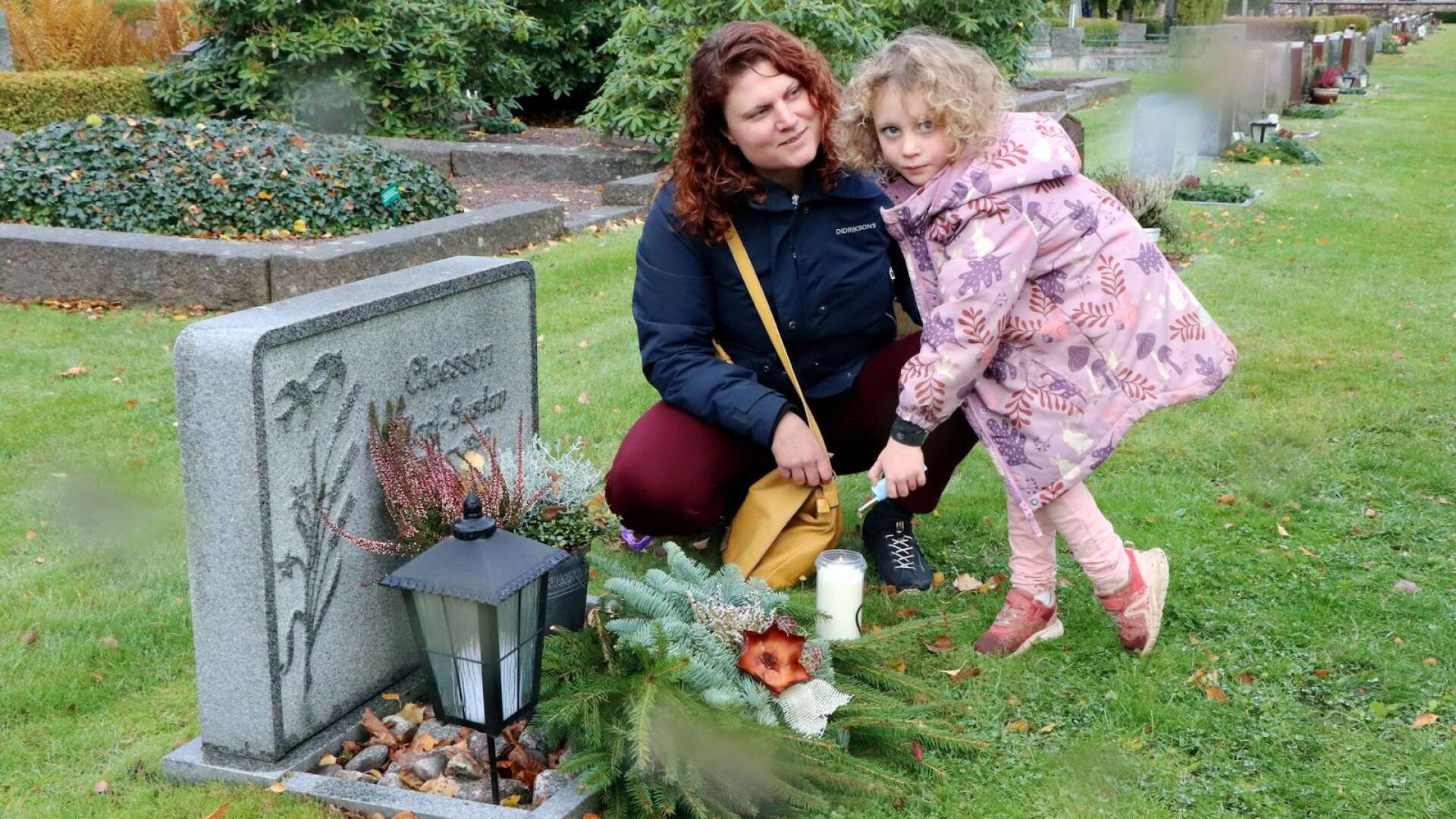 Aprilia och Cristine Claesson tände ljus på flera gravar på Hjo kyrkogård.