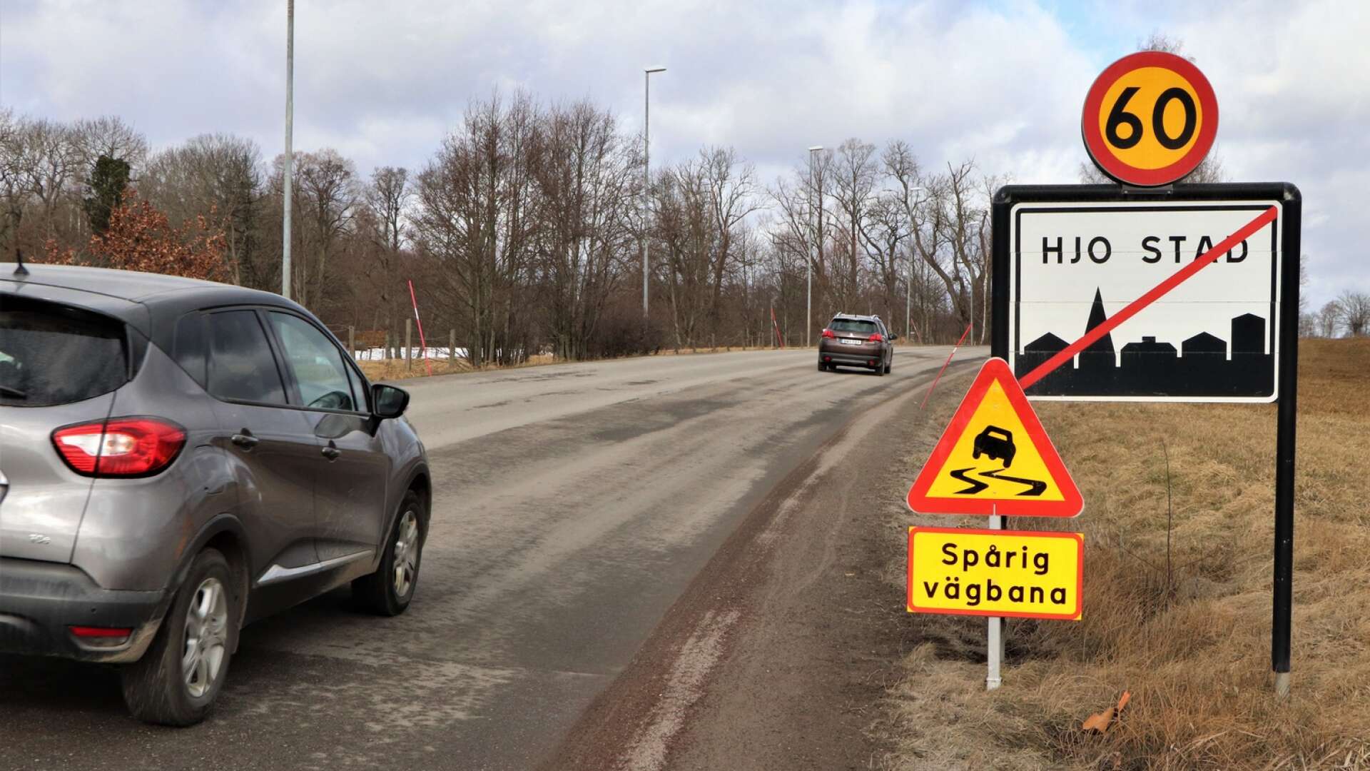 Kommunen varnar trafikanter på Skövdevägen för spårig vägbana. Infarten asfalterades senast 2013 och nu behöver statusen på den och flera andra gator uppdateras.