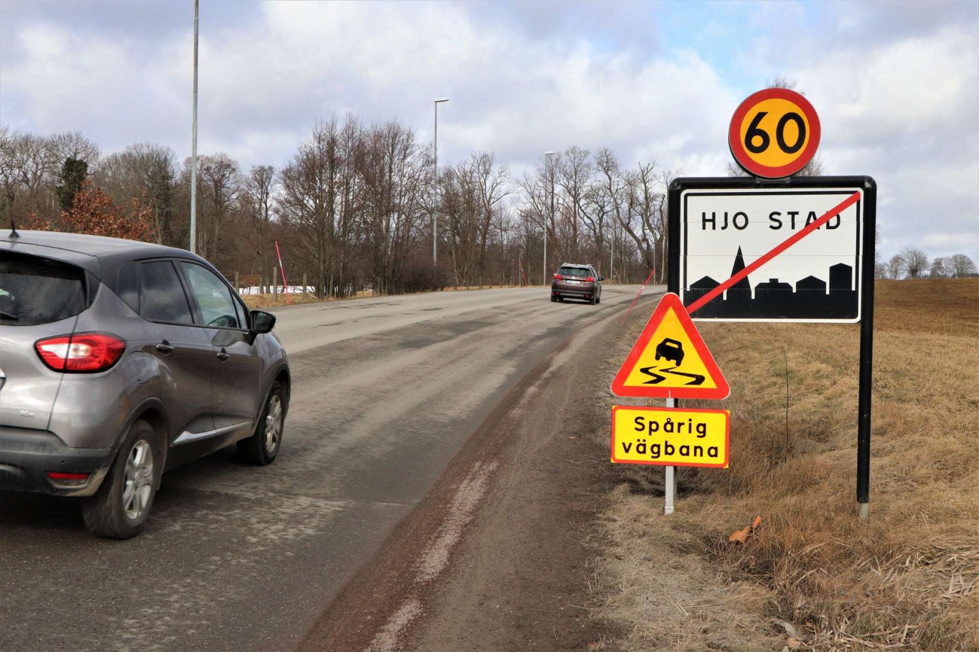 Kommunen varnar trafikanter på Skövdevägen för spårig vägbana. Infarten asfalterades senast 2013 och nu behöver statusen på den och flera andra gator uppdateras.