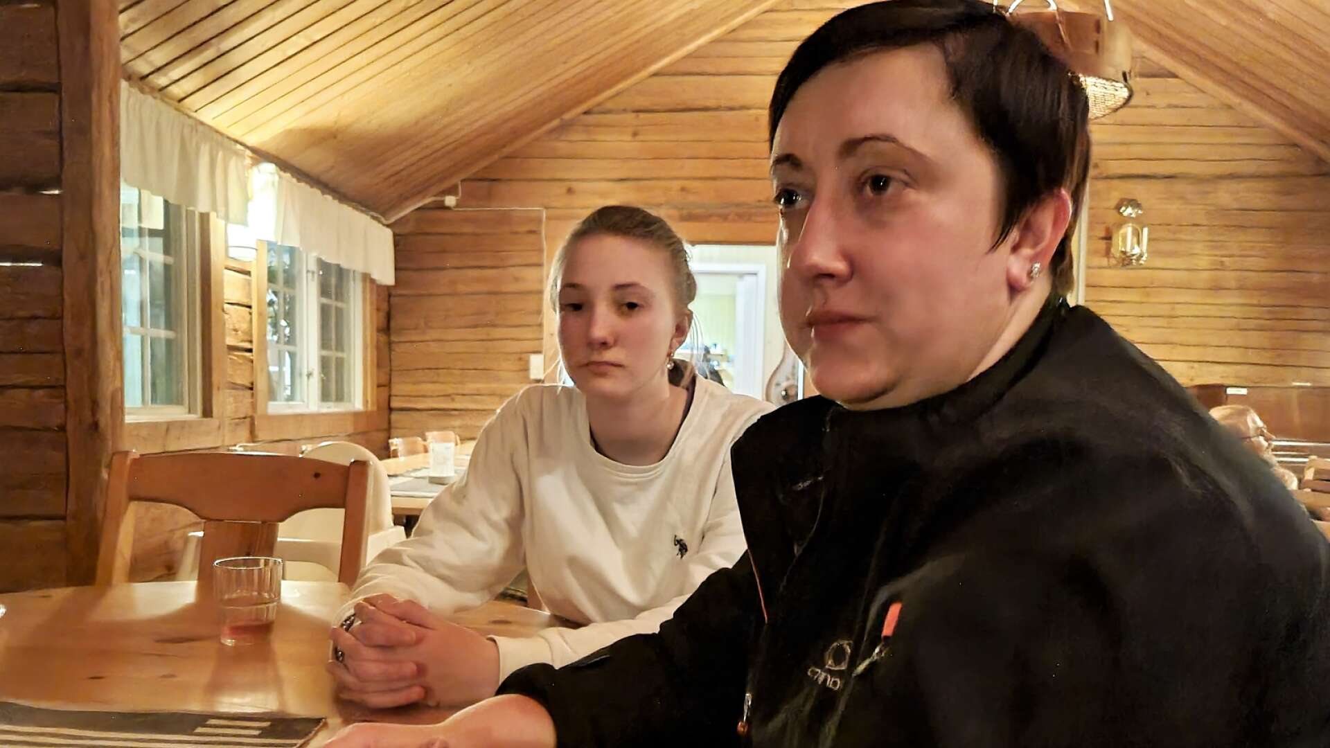Ludmila, 38, Kardysh och Anastasia Kardysh, 15,  kommer från Ignatpol i Ukraina. ”Det är svårt att föreställa sig någon annan framtid än att åka hem”, säger Ludmila.