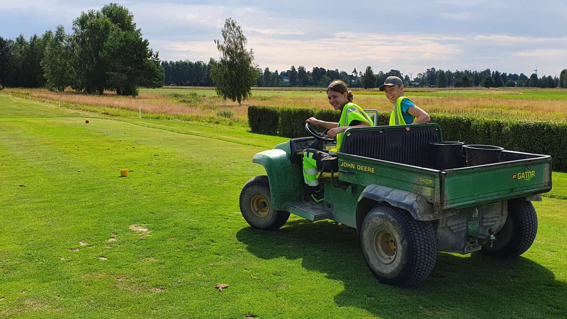 Under tre veckor i sommar har Lisa Mogren och Albin Kjellqvist titeln som golfbanearbetare: ”Det finns alltid något att göra och vi lär oss en massa nytt”, säger de.