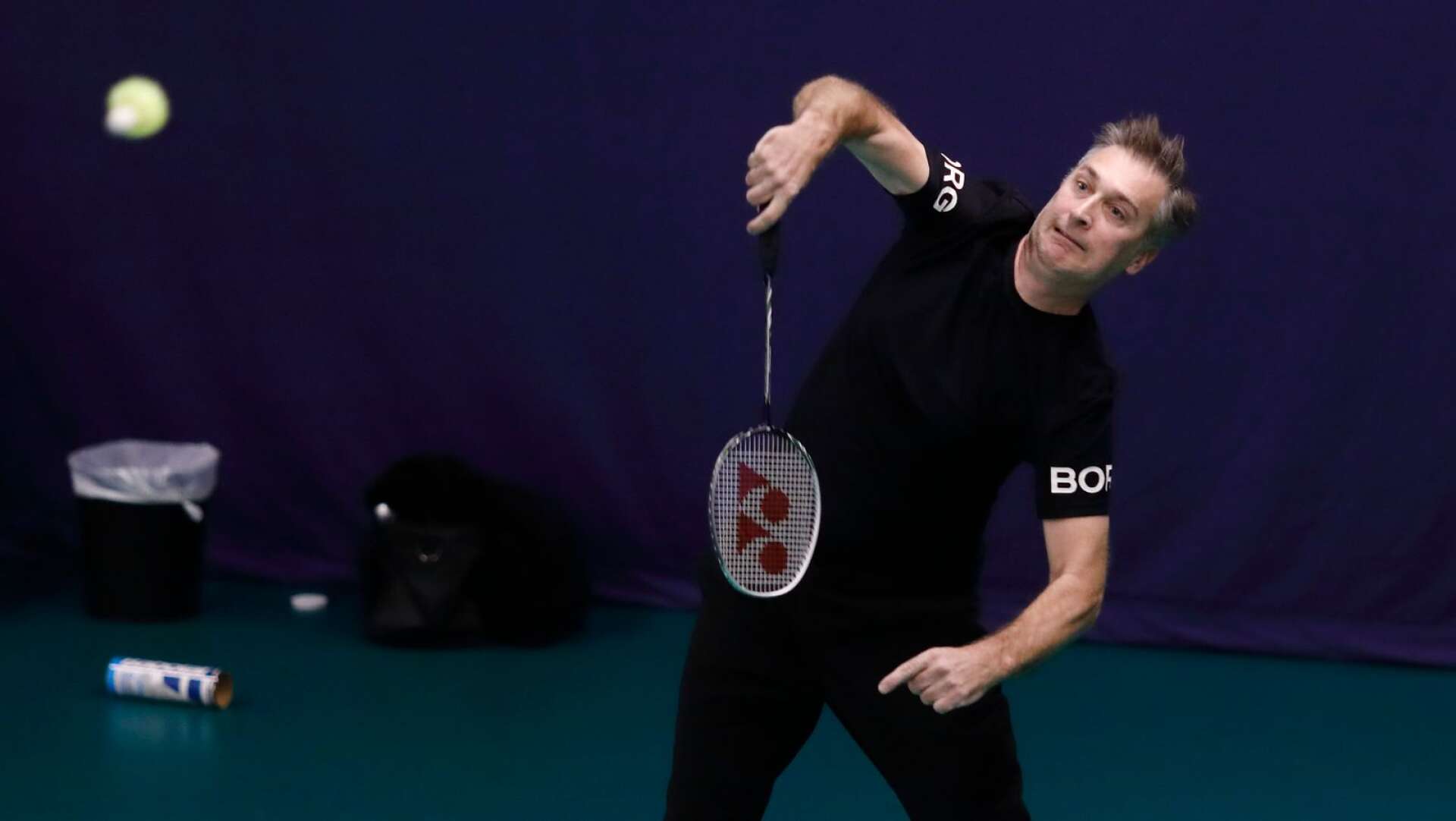 Tomas Hahne spelar badminton