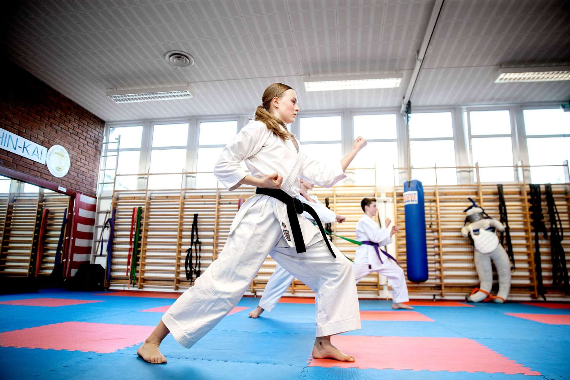 Hanna Skogström, 16, i Karlstad karateförening har fått träna mycket ensam hemma det senaste året och saknar att få tävla.