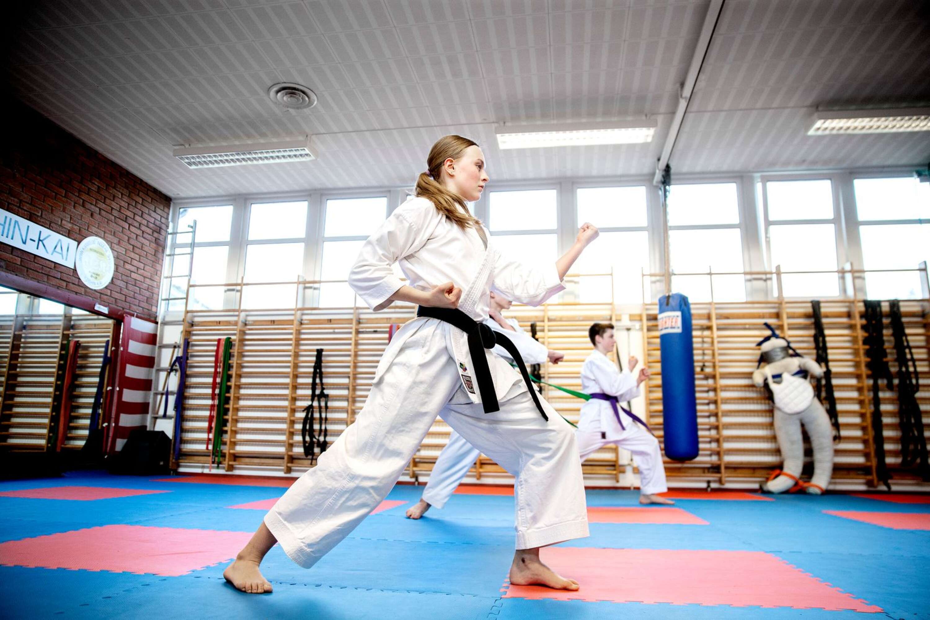 Hanna Skogström, 16, i Karlstad karateförening har fått träna mycket ensam hemma det senaste året och saknar att få tävla.