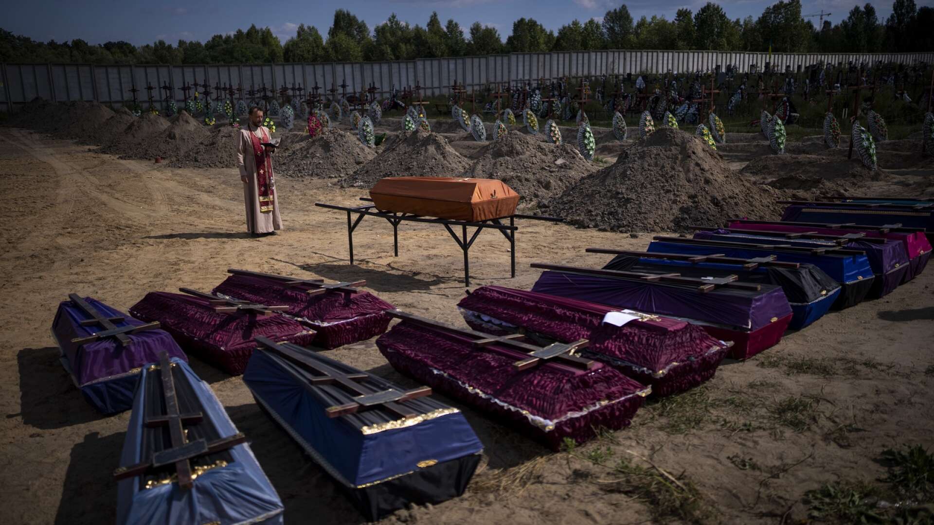 Kistor med kvarlevor efter civila offer i Butja, Ukraina.