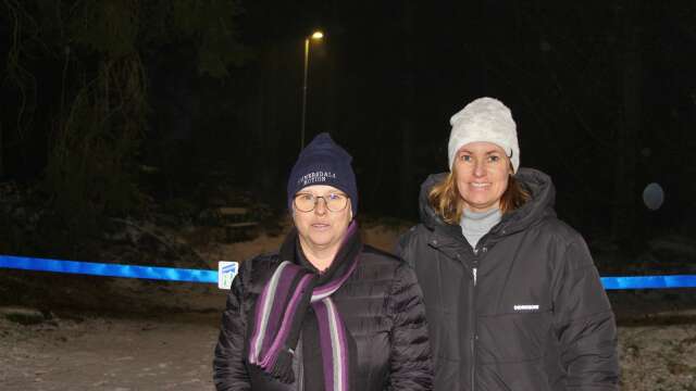 Kristina Höök Patriksson och Åsa Eriksson från Timmersdala motion gläds över att kommunen har tagit över driften av elljusbelysningen.