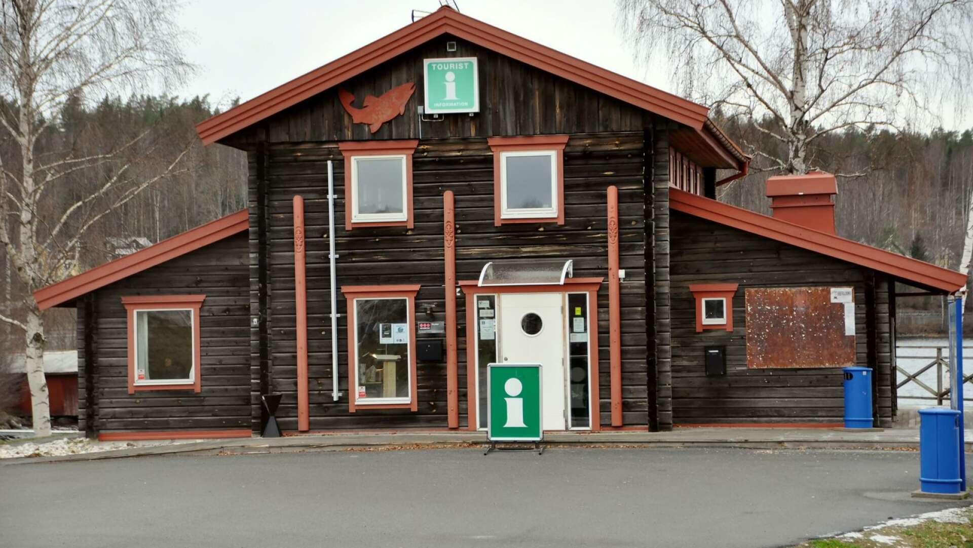 Huset som tidigare inrymde turistbyrån på Sågudden hyrs i sommar ut till kafé och uthyrning av kanoter och cyklar.