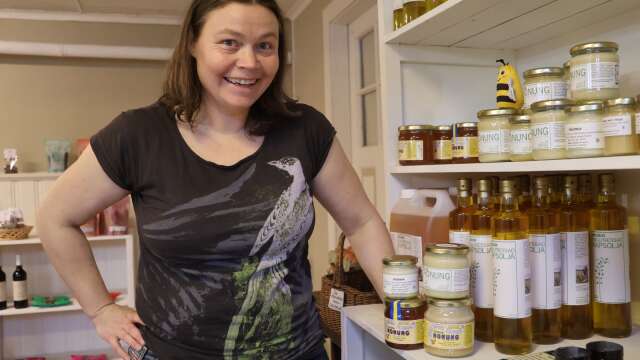 Jenny Wallman med några av de produkter som säljs i saluhallen. Olika sorters honung och rapsolja.
