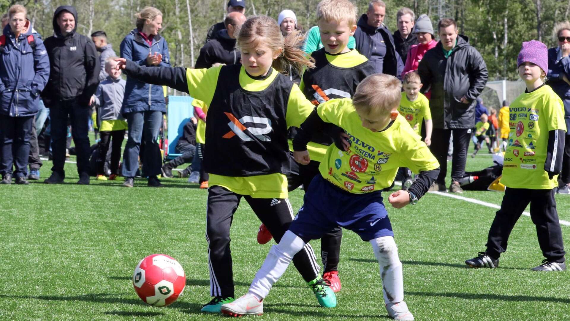 Drygt 2 600 elever spelade klassfotboll på Lillegården i Skövde.