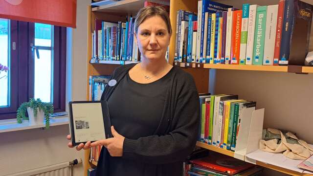 Ewa-Lena Johansson, enhetschef med ansvar för bibliotek och kultur, visar här en läsplatta. 