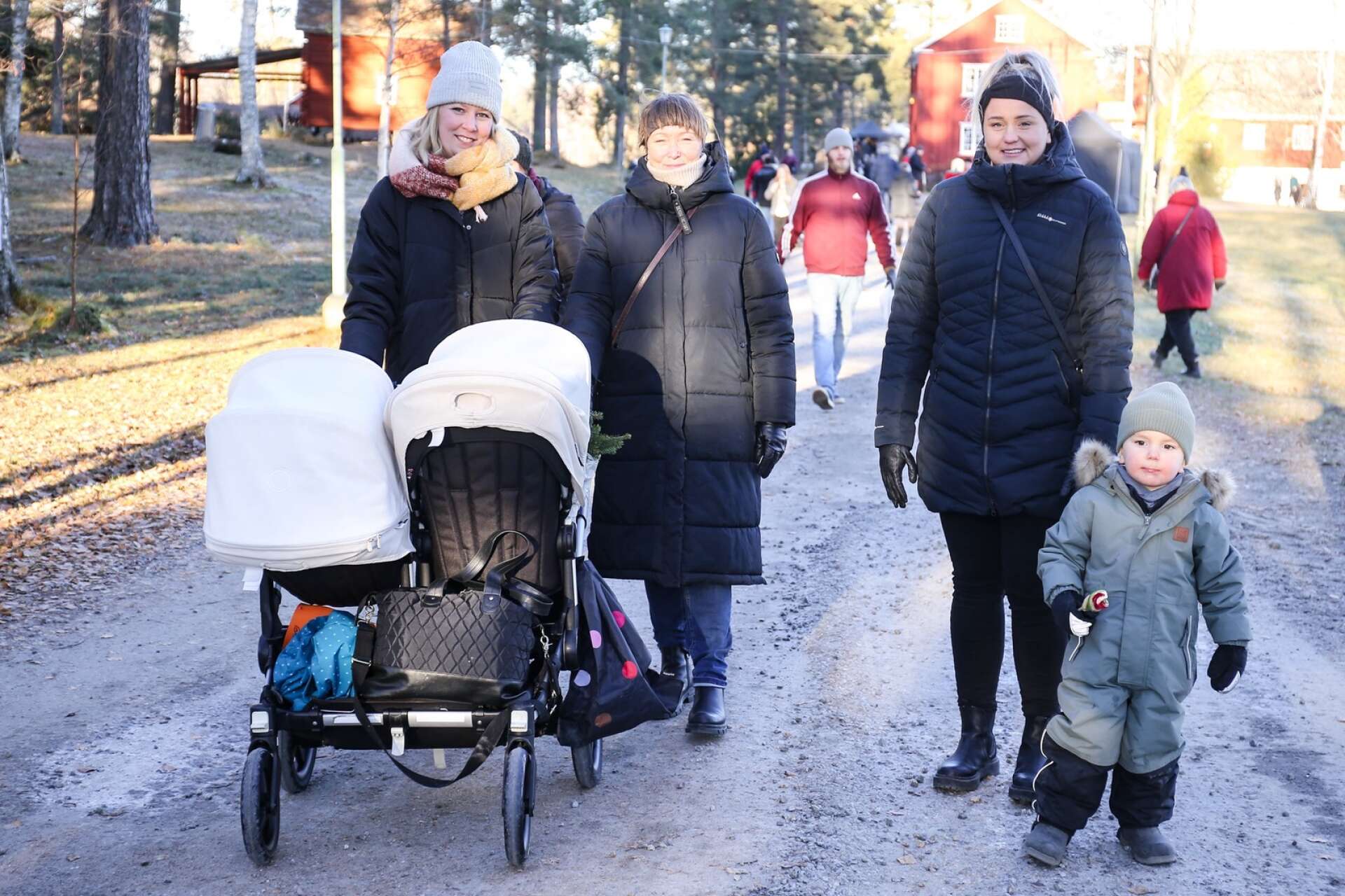”Julmarknader är det bästa vi vet”, säger Linnea Håkansson från Gräsmark (till vänster). Här med Marie Johansson och Elin Alfredsson, från Arvika, samt barnen Liam Mathiasson och Melker Alfredsson (i barnvagnen).