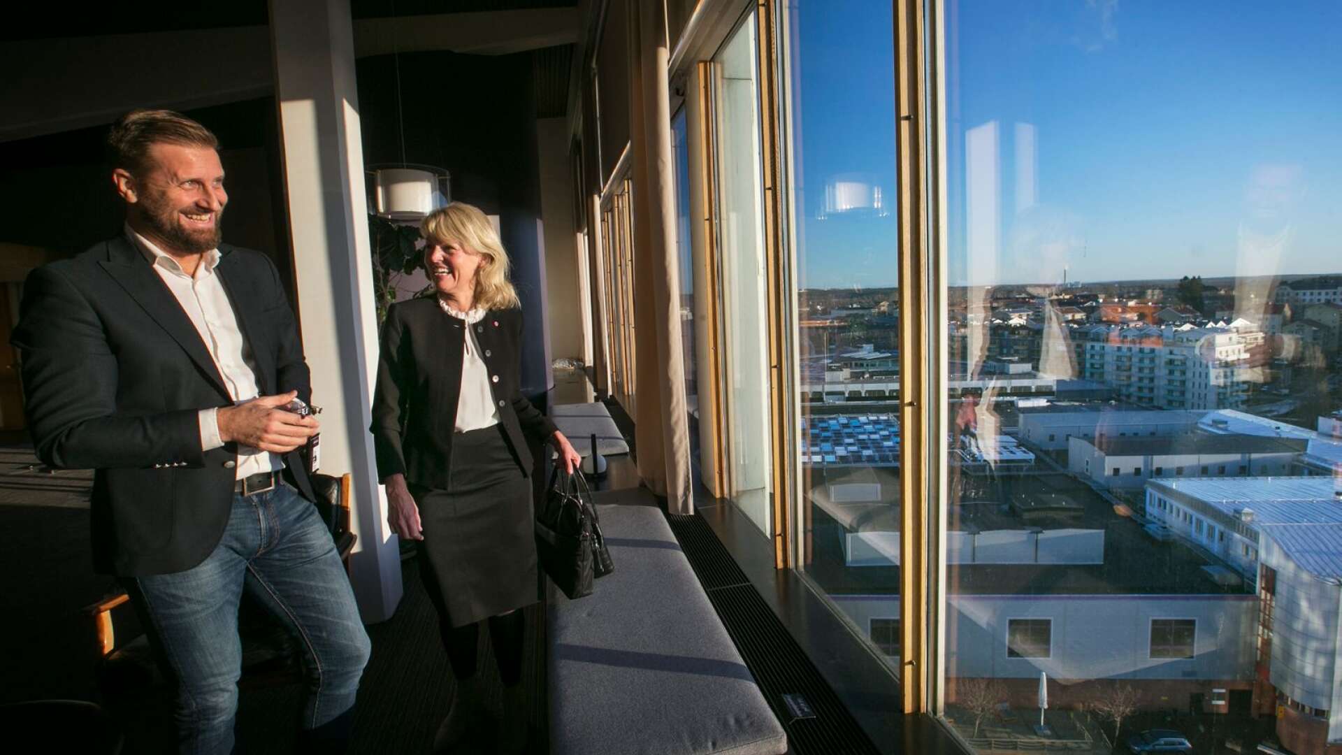 Handelsminister Anna Hallberg (S) tillsammans med Anders Thorén, kommunikatör Löfbergs. 