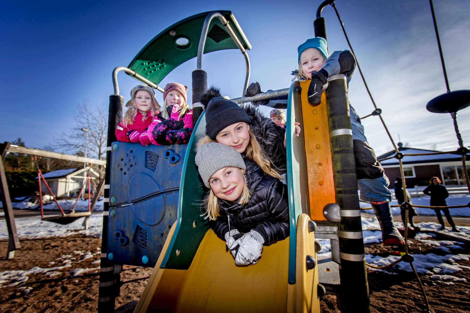 Isabelle Rodestedt Sairio, Maja Östling, Ellen Persson, Emilia Hall och Leo Rodestedt Sairio gillar sin lekplats. Men snart kanske klätterställningen tas bort.