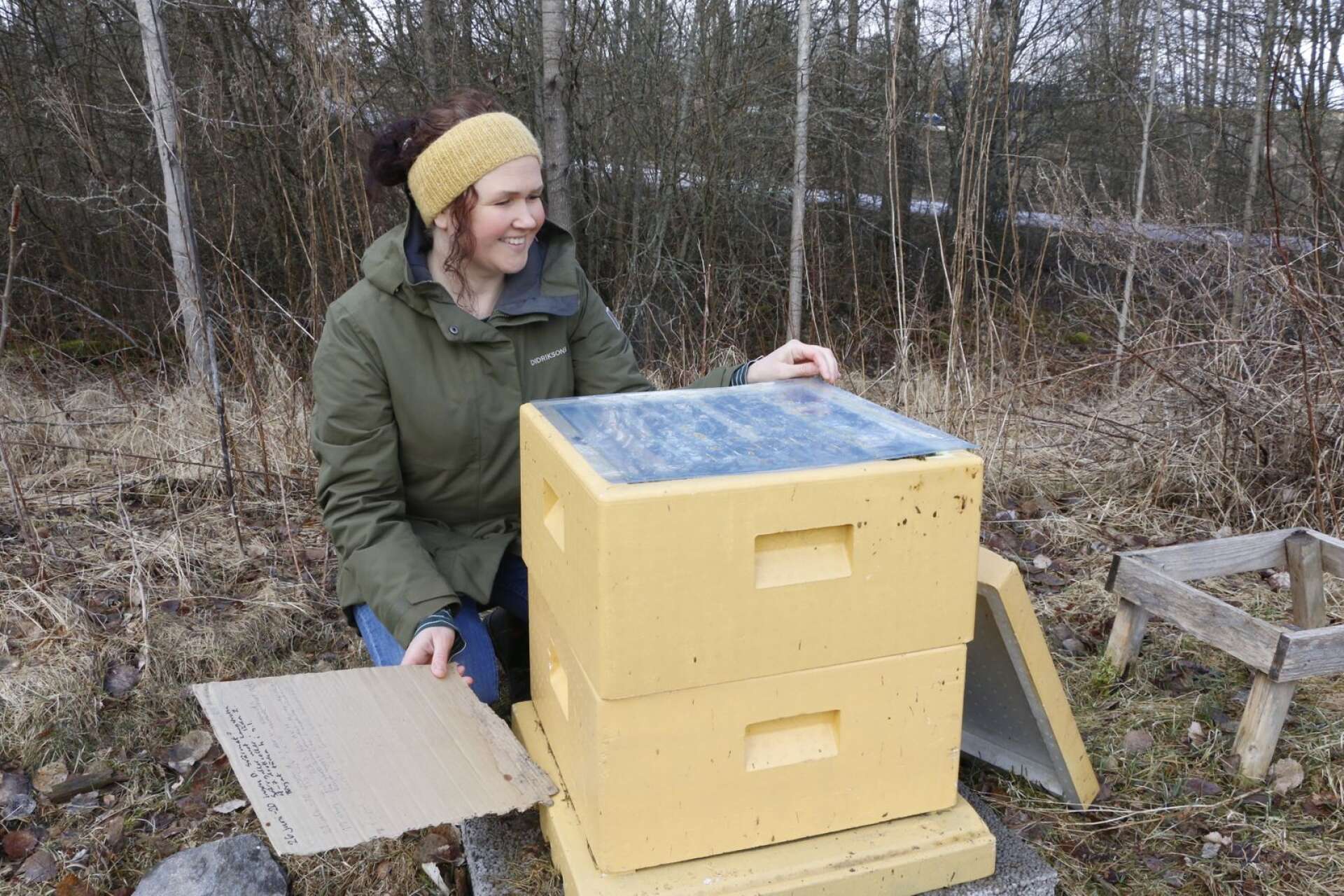 Elin Iderström gillar sina bin och ser fram emot ännu en sommar med nyslungad honung.