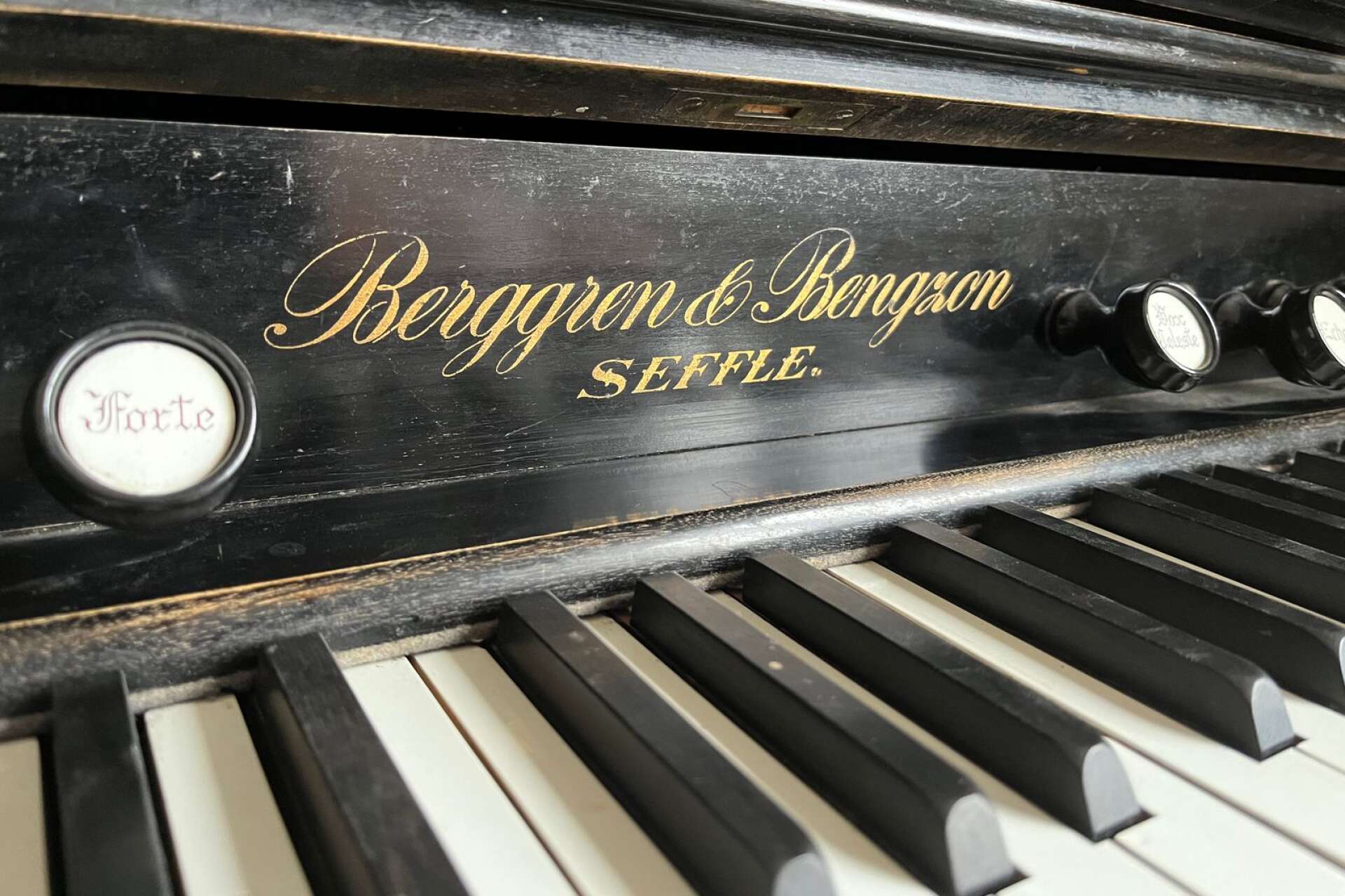 Det är enkelt att känna igen en Berggren &amp; Bengzon-orgel. Alla exemplar är noggrant märkta. 