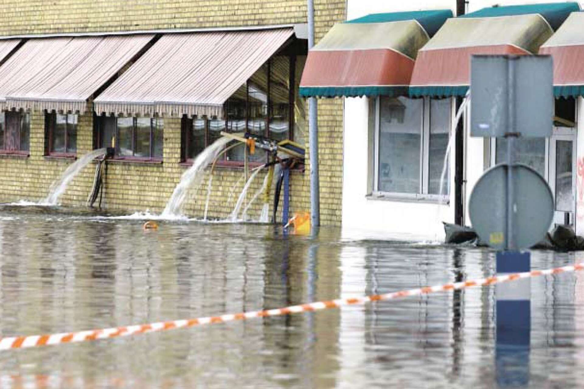 Översvämningen har satt sina spår i Arvika. Bilden är tagen den 13 november 2000.