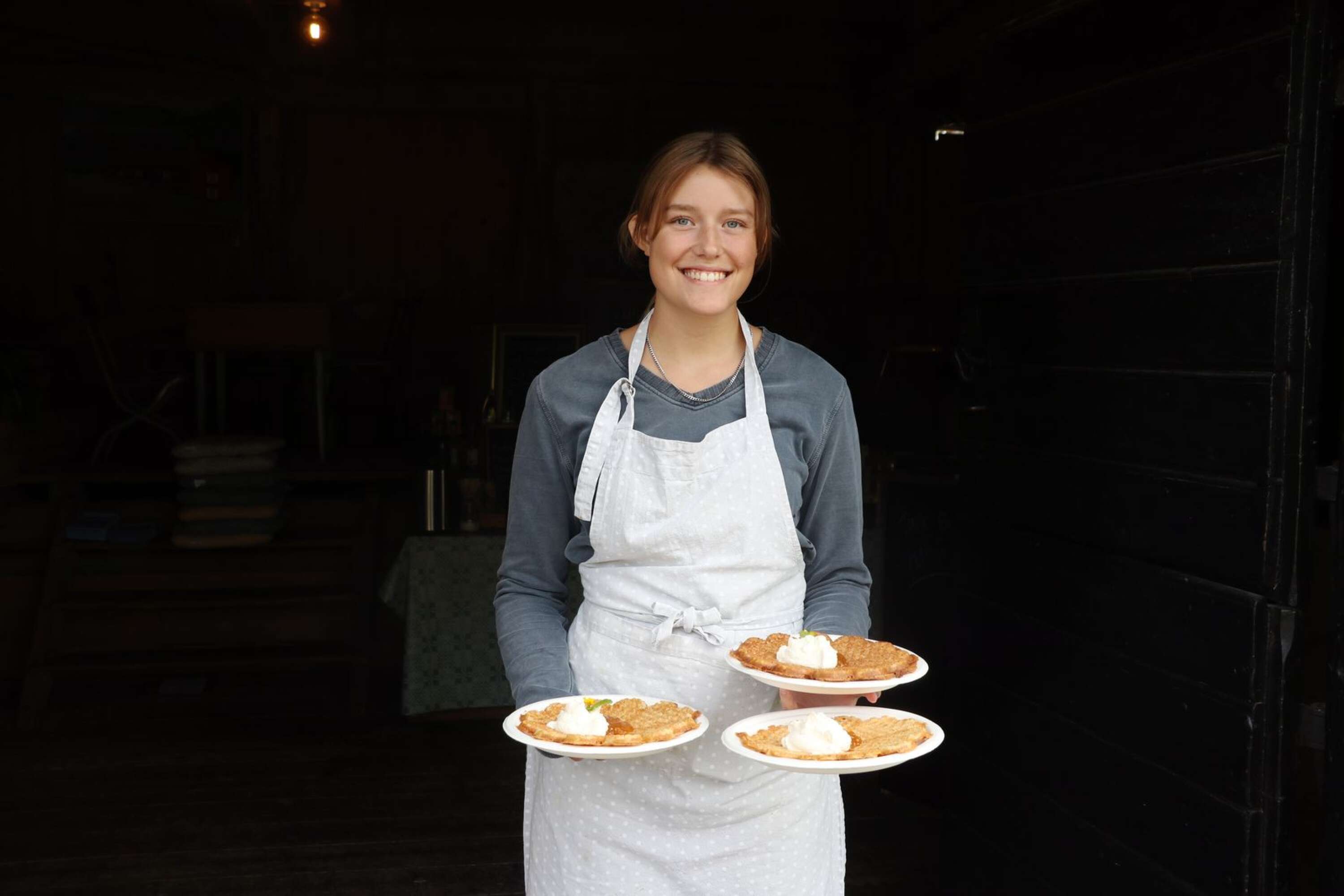 Anna Söderberg serverade våfflor med hjortronsylt i kvarnkaféet.